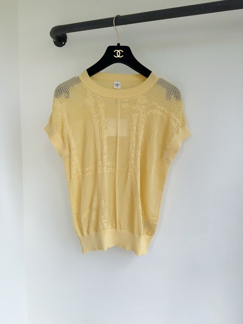 Hermès Women's Pale Yellow Jacquard Knit Short Sleeve Top - Modern Fit 1 Hermès Women's Pale Yellow Jacquard Knit Short Sleeve Top - Modern Fit