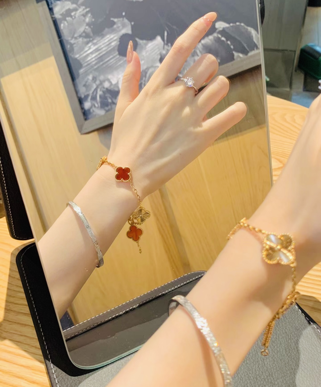 Van Cleef & Arpels Sieraden Armbanden Goud Groen Rood Roos Roségoud Geel Met diamanten gezet