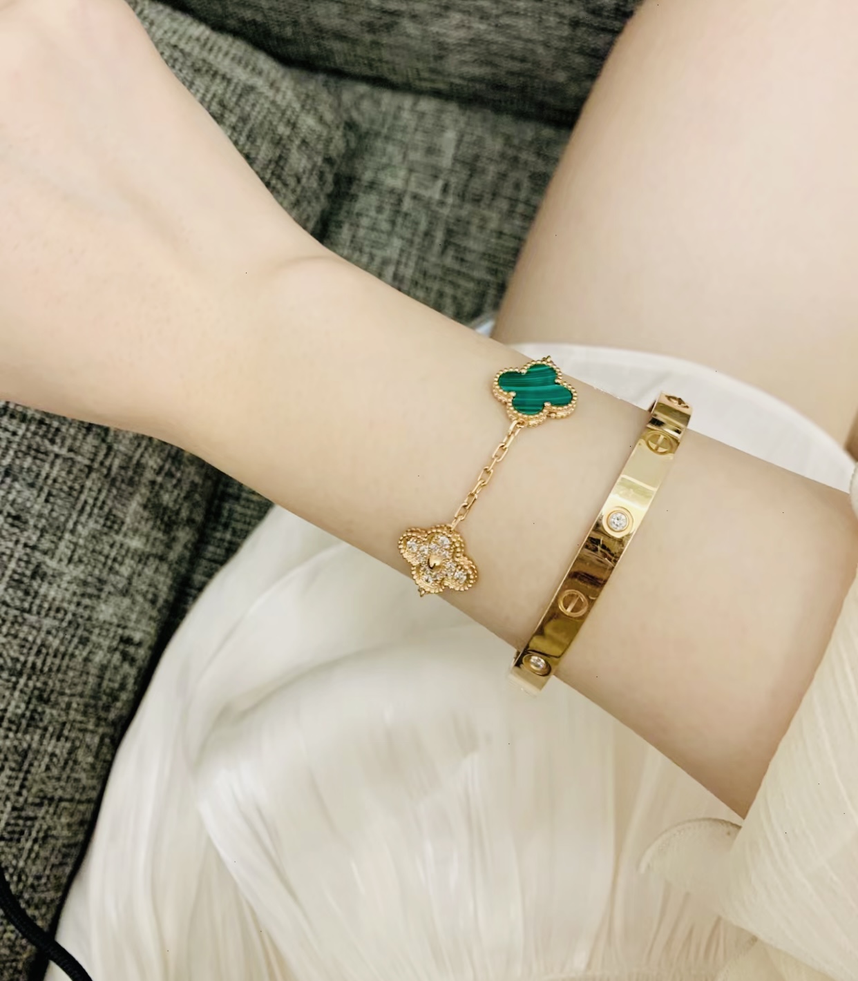 Online China
 Van Cleef & Arpels Sieraden Armbanden Goud Groen Rood Roos Roségoud Geel Met diamanten gezet