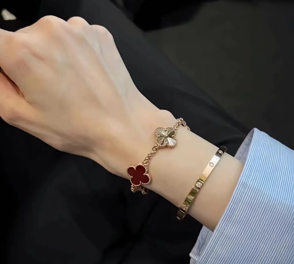 Van Cleef & Arpels Sieraden Armbanden Goud Groen Rood Roos Roségoud Geel Met diamanten gezet