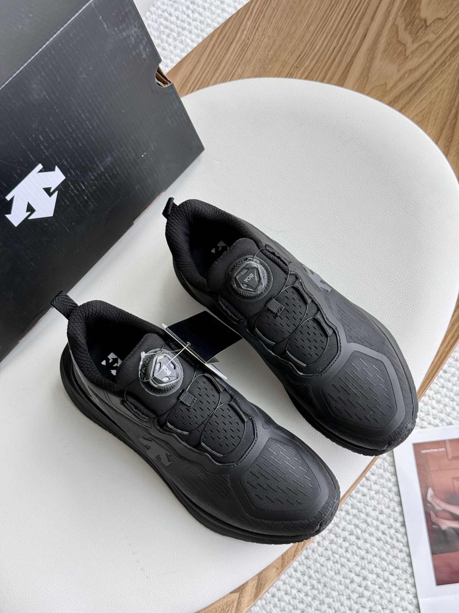 NO:271606,Pure original button design for men!  Descente casual shoes!  Accurately conform to the concept of ergonomics, fits the feel of the feet, is light and balanced, making walking a comfortable enjoyment. The exclusive embroidery logo of DiSant is integrated into the design as a contrasting decoration, durable and breathable!  Size: 39, 40, 41, 42, 43, 44. Sport shoe size!  ,,sneakers19860909纯原钮扣设计男款！Descente 迪桑特休闲鞋！精准契合人体运动工学理念,贴合脚感,轻盈平衡,让行走变成一种舒适享受.迪桑特专属刺绣标识,作为撞色装饰融入设计中,经久耐穿,透气舒适！码数:39,40,41,42,43,44.运动鞋码！,,sneakers,Men's shoes