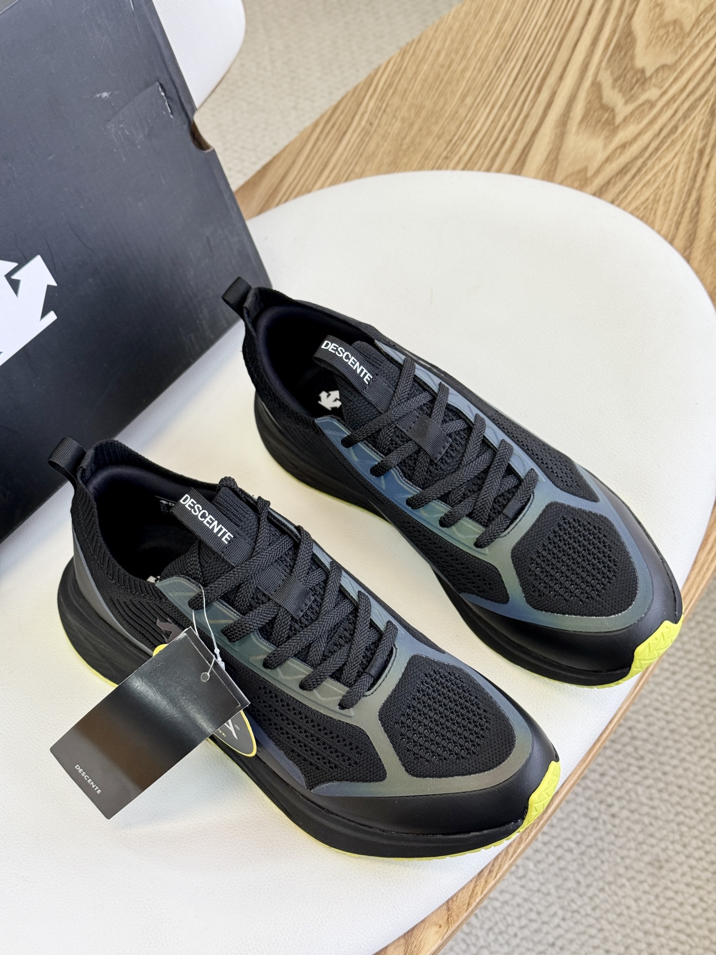 NO:274917,Pure original good shoes!  DESCENTE new men's running sneakers, colorful reflective effect, fly knit socks cover fabric, elastic and breathable!  The large sole is foamed and lightweight, with an anti-slip, lightweight shock absorption effect!  Size, 36.37 38 39 40 41 42 43 44 45,,sneakers19860909纯原好鞋！DESCENTE迪桑特新款男士跑步运动鞋 炫彩反光效果.飞织袜套面料 弹性好透气性强！大底发泡轻质大底 防滑轻便减震效果杠杠滴！尺码,36.37 38 39 40 41 42 43 44 45,,sneakers,Men's shoes