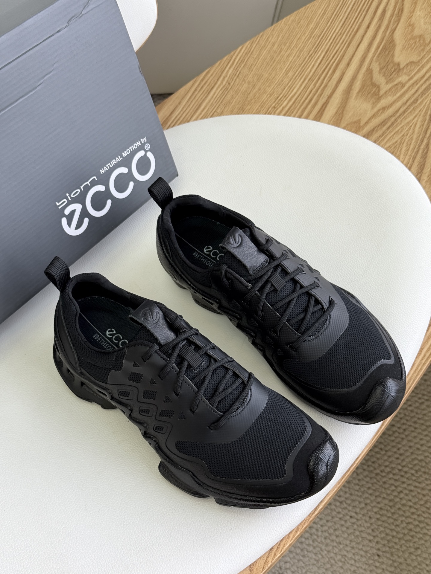 NO:279042,ECCO Aibu cross-country running shoes for men's spring outdoor breathable shoes, Explore 802824 1. The counter is authentic in one-grade lightweight PU   lightweight TPU original authentic sole. The sole is broken and does not have glue. One size and one size. 2. The original machine is injected with shoe last. Supports the comparison of the counter with genuine products. (Only good lasts will have good shoe shapes) 3. The shoe body adopts Nike's large brand CNC seamless hot press production technology. Perfectly hooks the upper lines. No seam hot press production mature technology does not have glue. Continuous surface. 4. The authentic replica triangular shoe eye (the low-end currency version of the market is sold out in seconds) 5. The original authentic anti-odor and anti-bacterial insoles. 6. The counter is authentic (scan the code to dynamic anti-counterfeiting buckle   certificate of conformity   instruction manual   white cotton) 7. The exclusive independent anti-counterfeiting packaging. Please pay attention to the distinction. Number of codes 39 40 41 42 43 44,19860909ECCO爱步越野跑鞋男年春季户外透气鞋子 健步探索802824 1专柜正品级一体注朔轻质PU 轻质TPU原装正品鞋底.鞋底断底不开胶.一码一模. 2原装机注鞋楦.支持专柜正品对比.（好楦型才会有好的鞋型) 3鞋身采用耐克大品牌数控无车缝热压生产技术.完美勾出鞋面线条.无车缝热压生产成熟技术不开胶.不断面. 4正品复刻开模的三角鞋眼(秒杀市场低端的通货版本) 5原装正品防臭抗菌鞋垫. 6专柜正品包装(扫码动态防伪扣 合格证 说明书 白色隔棉) 7独家独立防伪包装.请注意区分. 码数39 40 41 42 43 44,,Men's shoes