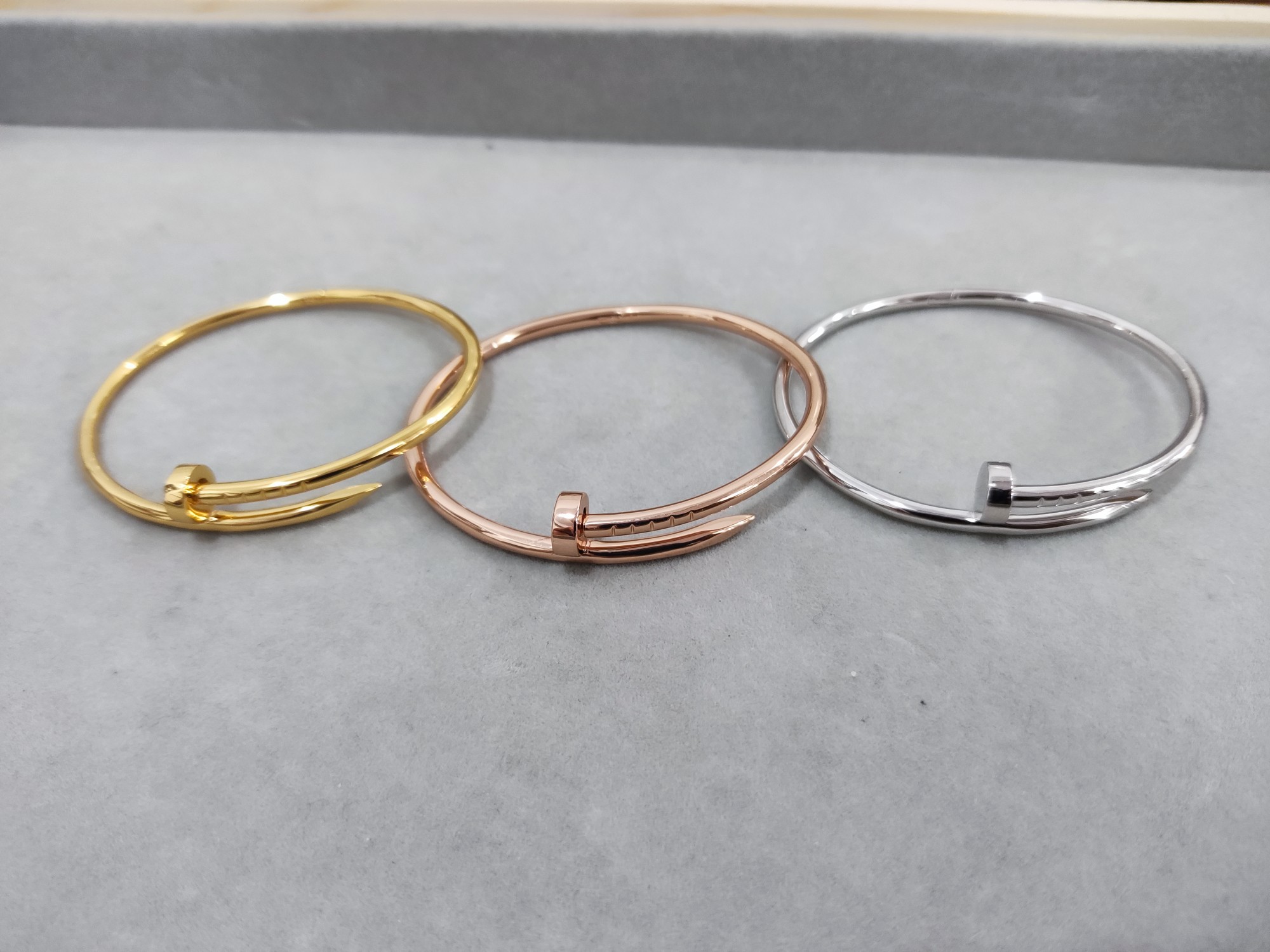 NO:104258,Glossy fine version nail bracelet three colors, Cartier bracelet, cartier, bracelet19860909光面细版钉子手镯三色,卡地亚手镯,cartier,bracelet,Jewelry
