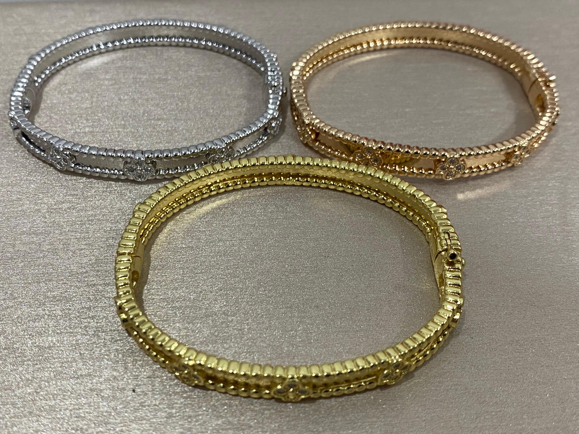 NO:664231,vca narrow kaleidoscope perlee clovers bracelet The most beautiful kaleidoscope bracelet, it is thinner than the traditional kaleidoscope bracelet but it cannot hide her beauty!  , jewelry boutique,versace,bracelet19860909vca窄式 万花筒perlee clovers 手镯 最美万花筒手镯,比传统万花筒手镯细一些但却掩盖不住她的美！,饰品精品,versace,bracelet,Jewelry