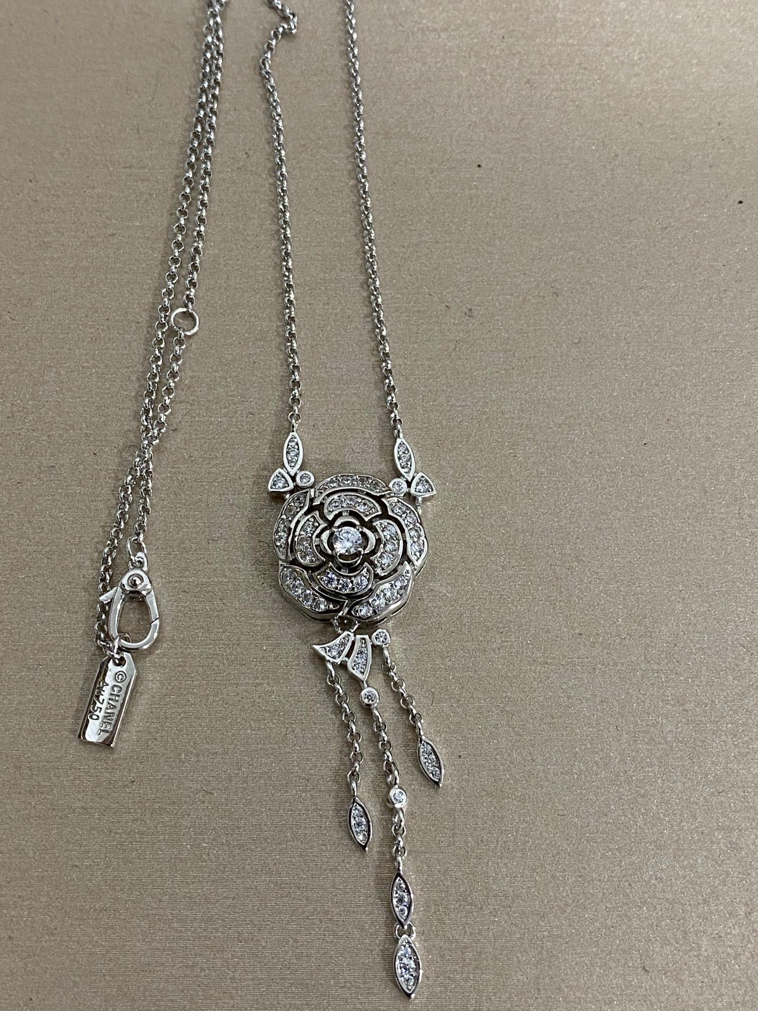 CHANEL collier camélia pompon argenté