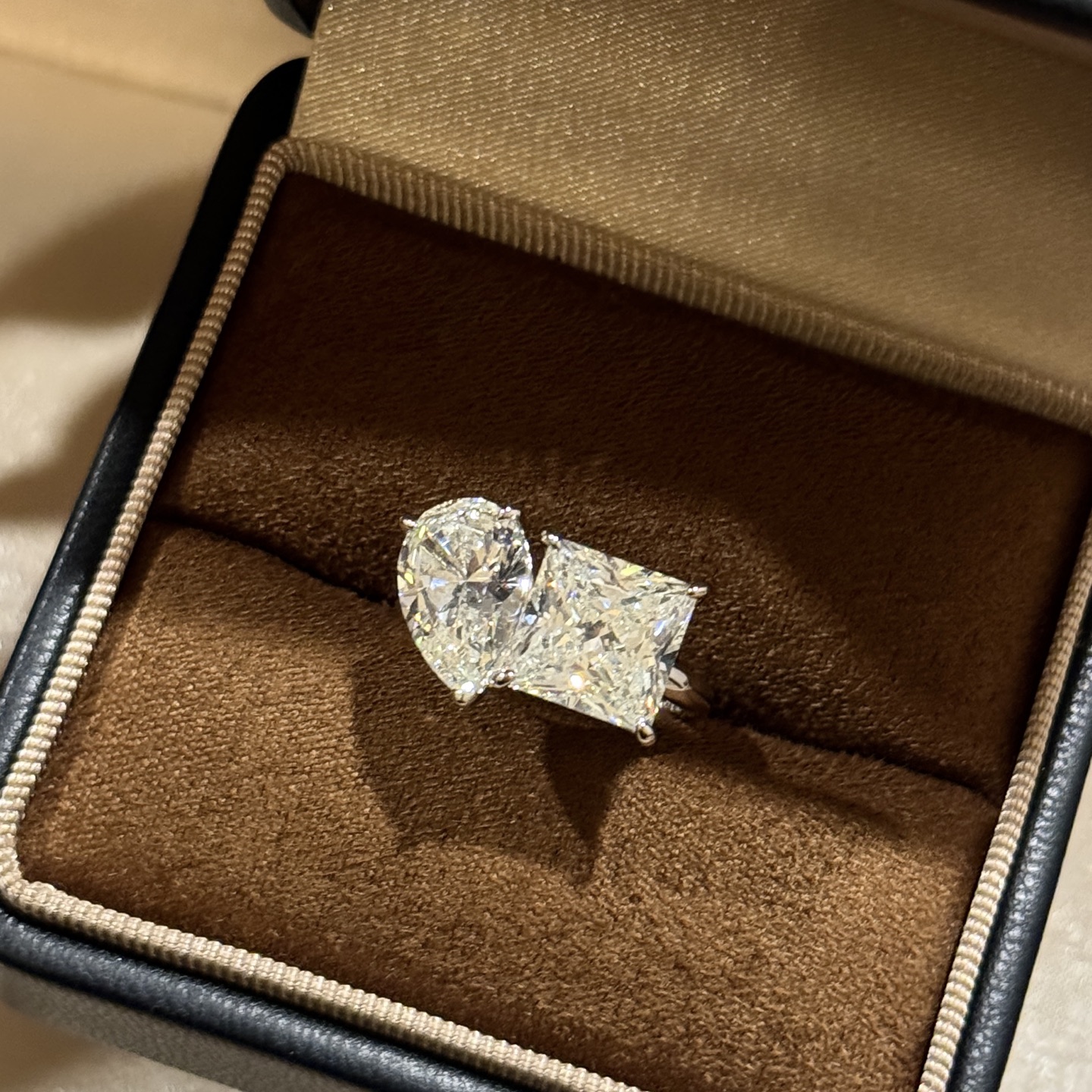 
A6334 👑【富婆系列】 仿真钻 大牌新款 水滴💧 方钻 戒指 通体925纯银镶嵌钻石工艺18K厚金
