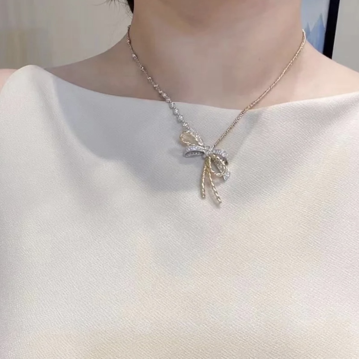 
A1367 👄尚美巴黎 如意结系列 蝴蝶结 不对称 双色项链 市面最高品质 超精工打造 方钻拼接蛇骨链