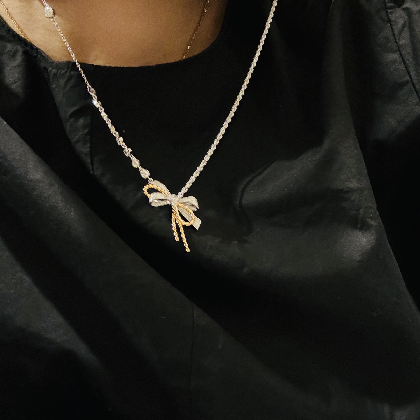 
A1367 👄尚美巴黎 如意结系列 蝴蝶结 不对称 双色项链 市面最高品质 超精工打造 方钻拼接蛇骨链