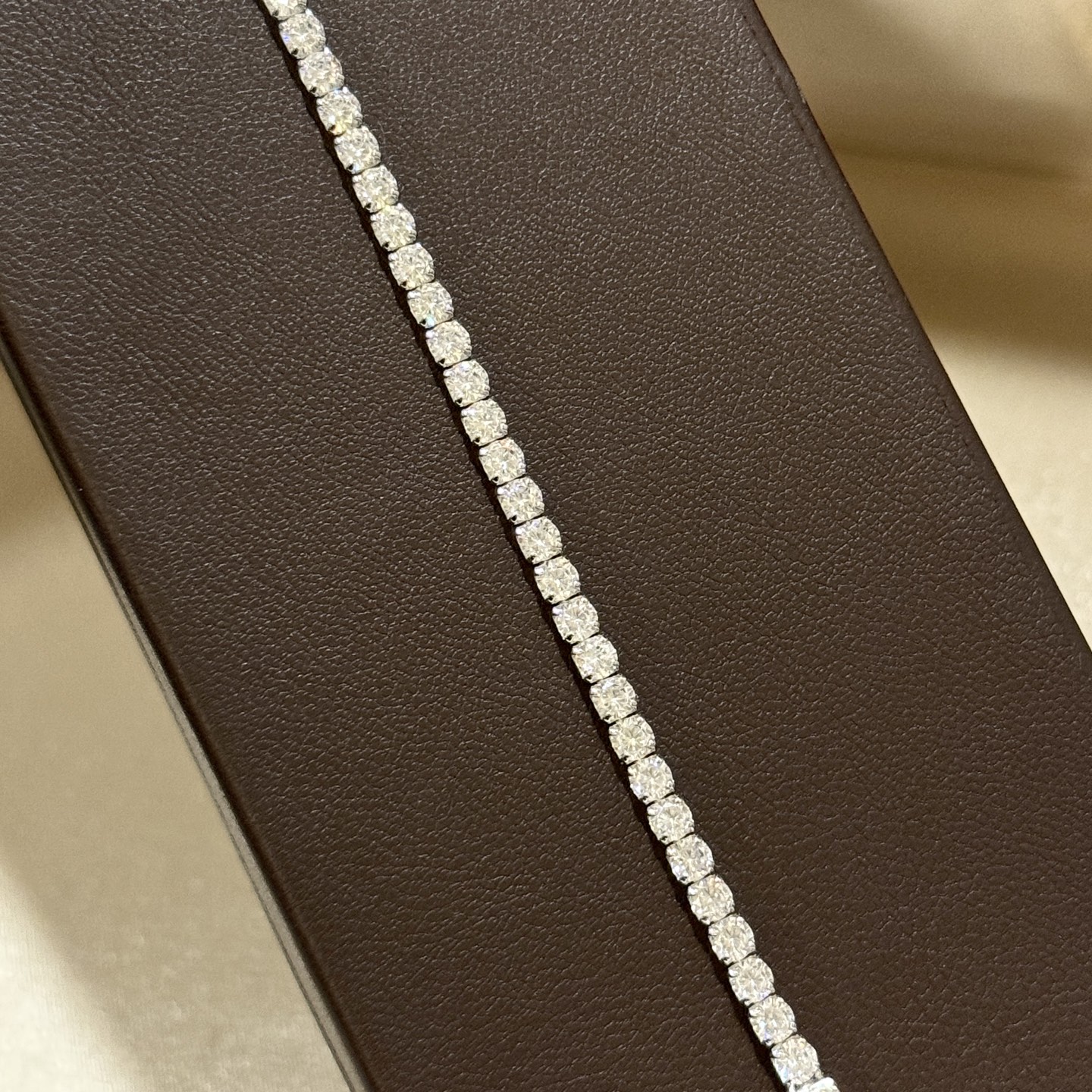 
A6373 👑 T家 30分钻 💎 排钻 小号手链🔹爆款手链钻直径款3mm 约17 cm 长 刚 露面