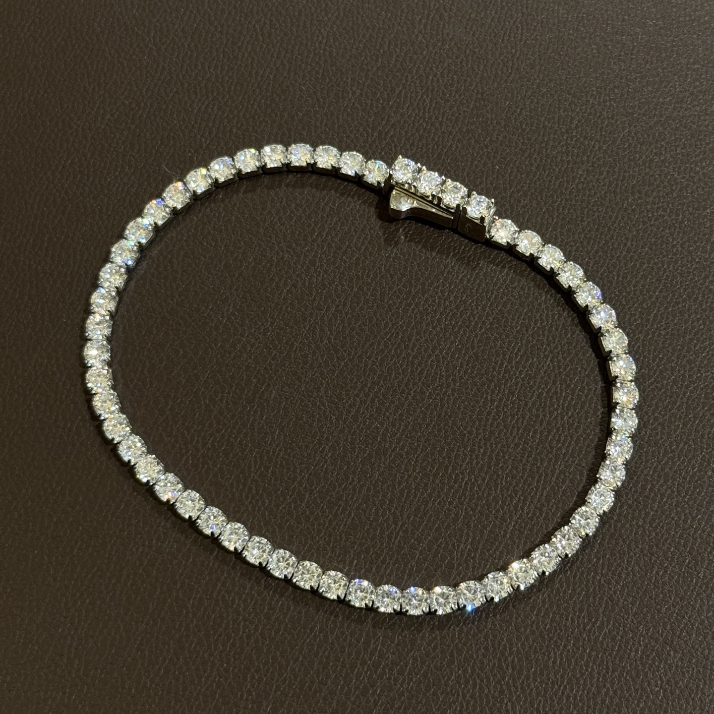 
A6373 👑 T家 30分钻 💎 排钻 小号手链🔹爆款手链钻直径款3mm 约17 cm 长 刚 露面