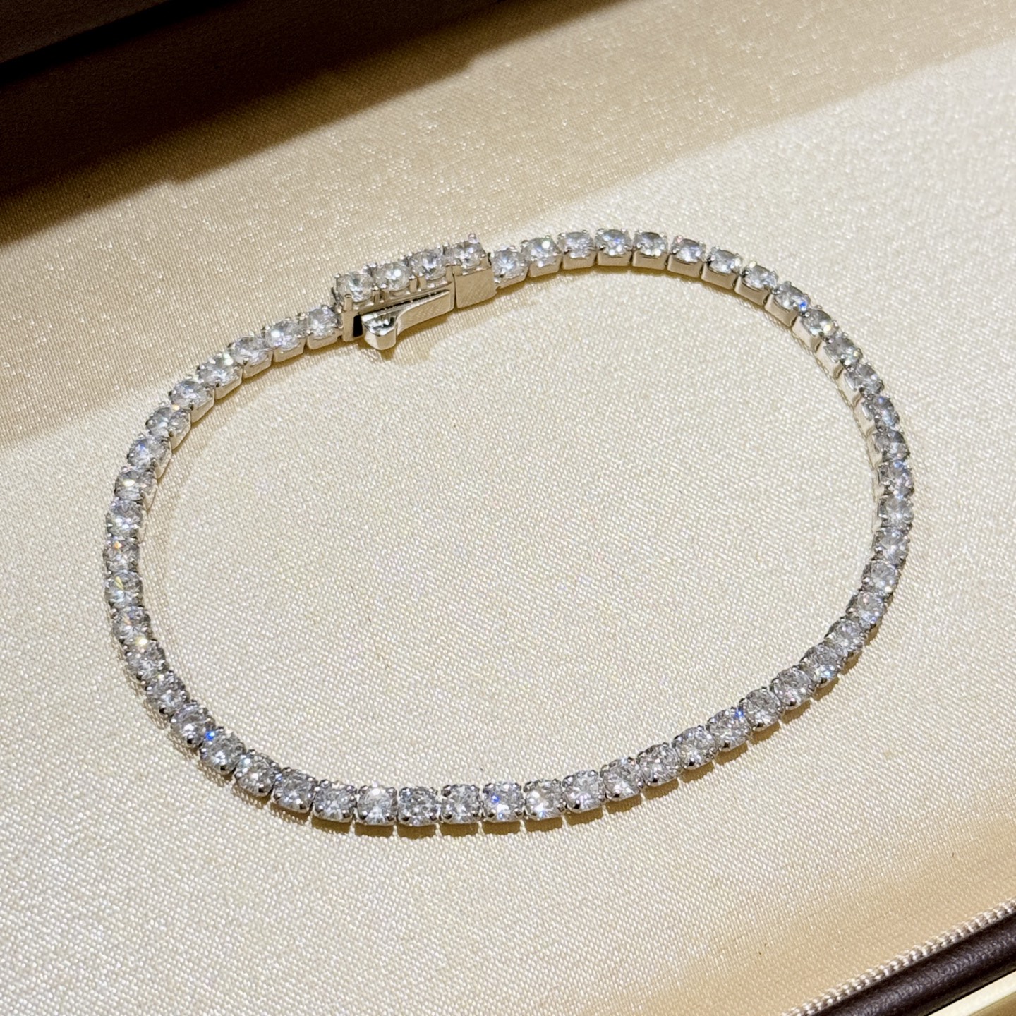 
A6373 👑 T家 30分钻 💎 排钻 小号手链🔹爆款手链钻直径款3mm 约17 cm 长 刚 露面