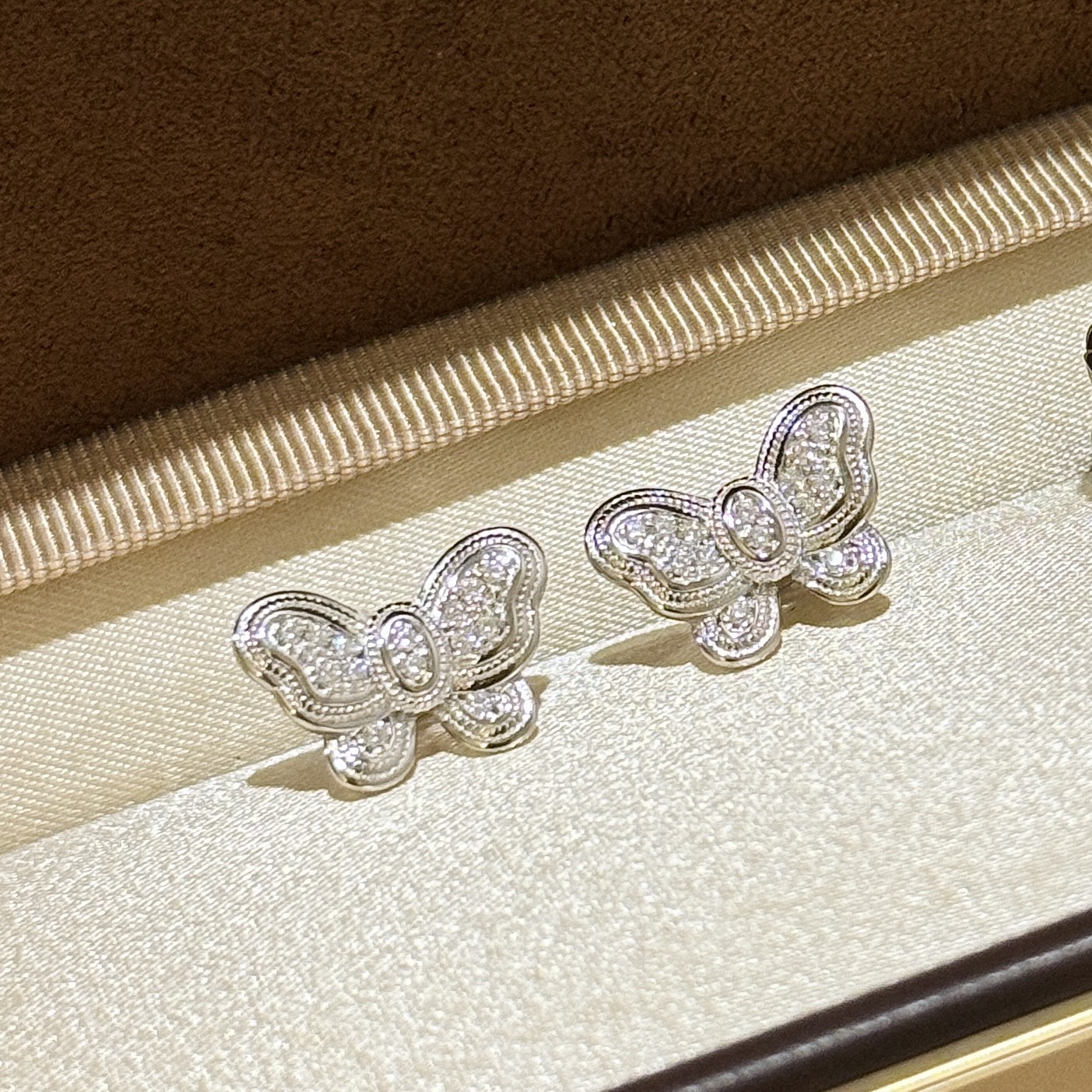 
A6256   ✨独立设计师款 小清新 蝴蝶结 满钻耳钉 大牌新款 高端定制 S925纯银材质 妥妥的
