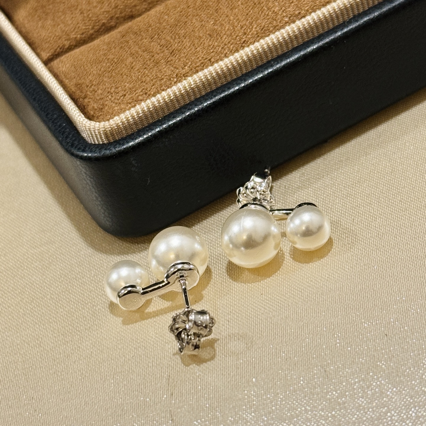 
A6367 👑 火爆 mikimoto  大小 双珍珠 耳钉 超级受欢迎的热门百搭款 国外时尚博主人明