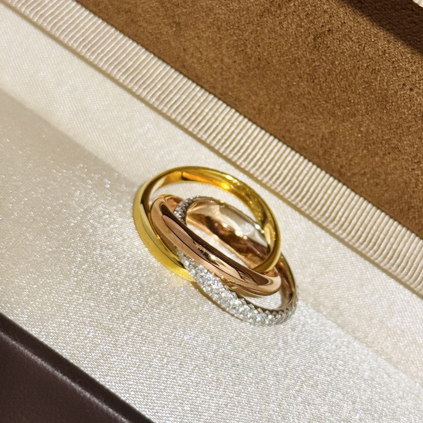 
A4218 👑🥰new 🆕 Trinity Box 三色三环 半钻 戒指出货  简约个性 独特方环 三
