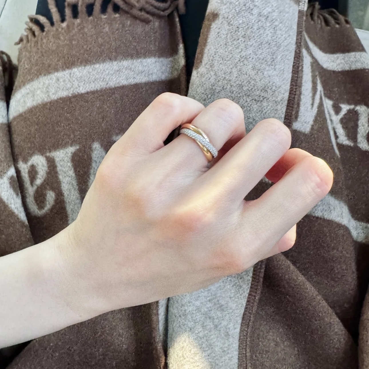
A4218 👑🥰new 🆕 Trinity Box 三色三环 半钻 戒指出货  简约个性 独特方环 三