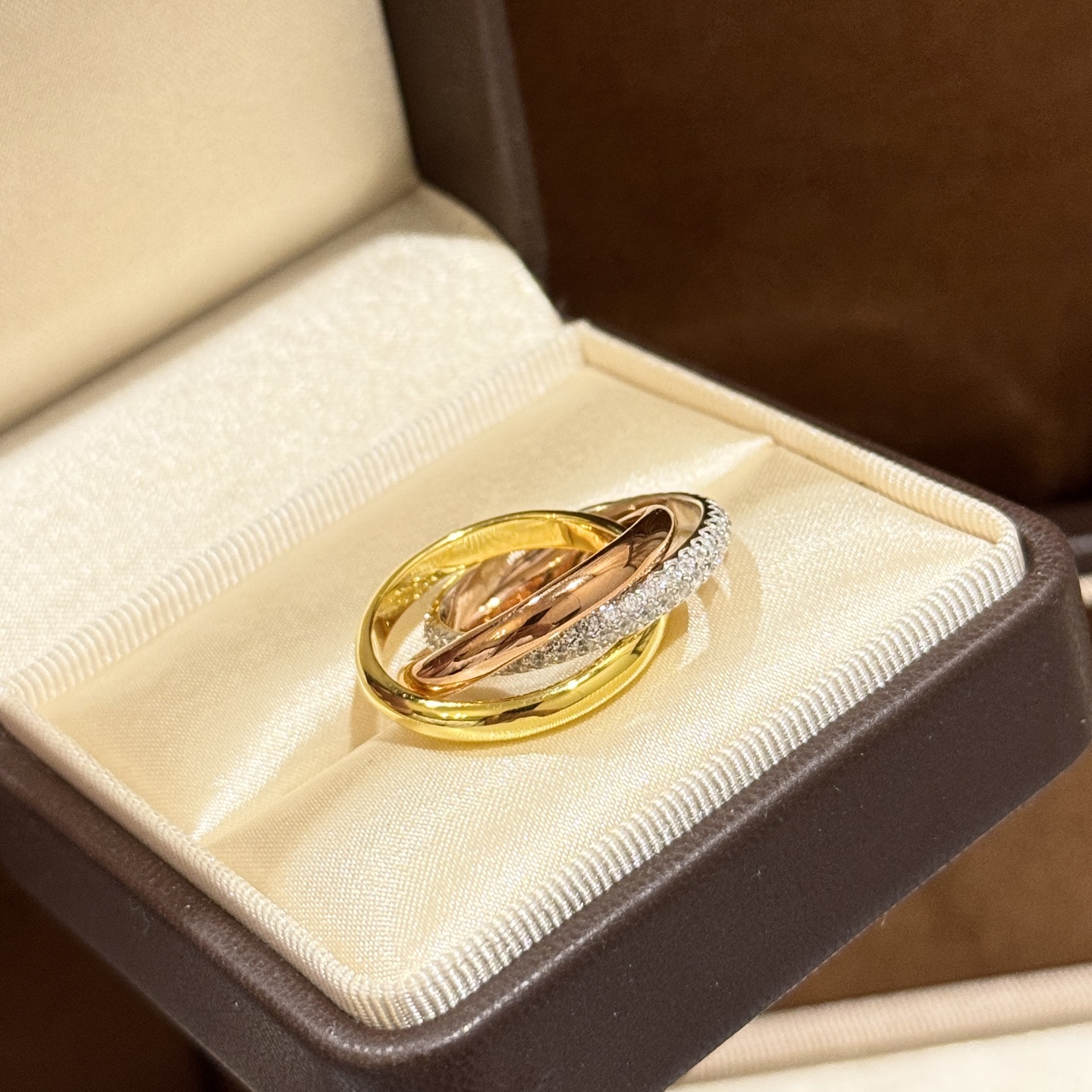 
A4218 👑🥰new 🆕 Trinity Box 三色三环 半钻 戒指出货  简约个性 独特方环 三