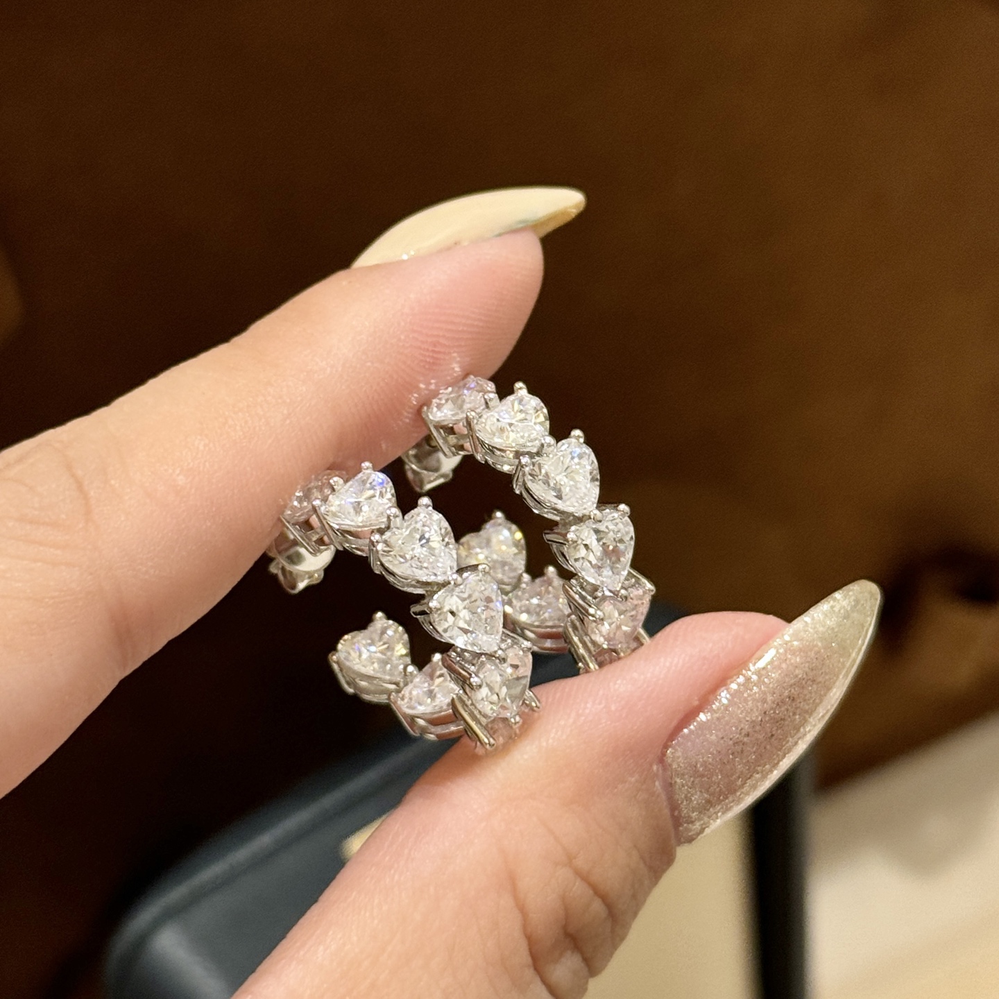 
A6233 👄新款 大牌 爱心💗 排钻 耳圈 简约大气百搭 不褪色不过敏  S925纯银材质电镀厚金 