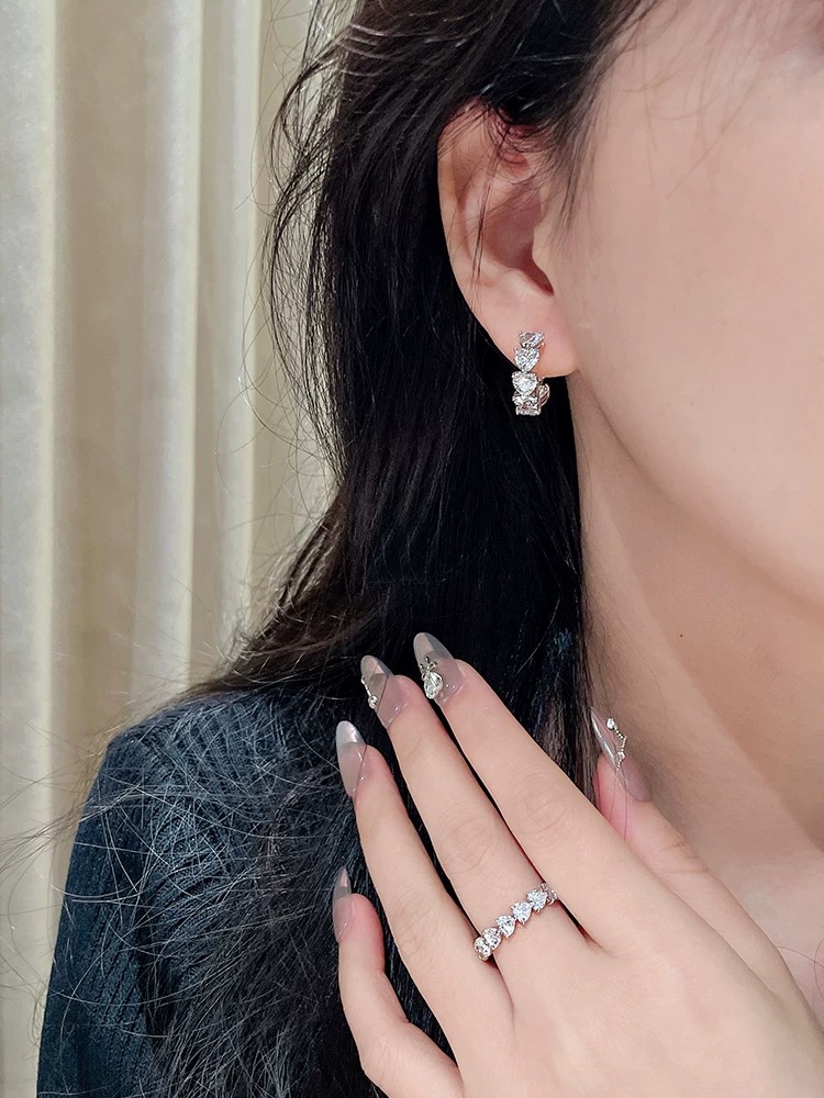 
A6233 👄新款 大牌 爱心💗 排钻 耳圈 简约大气百搭 不褪色不过敏  S925纯银材质电镀厚金 