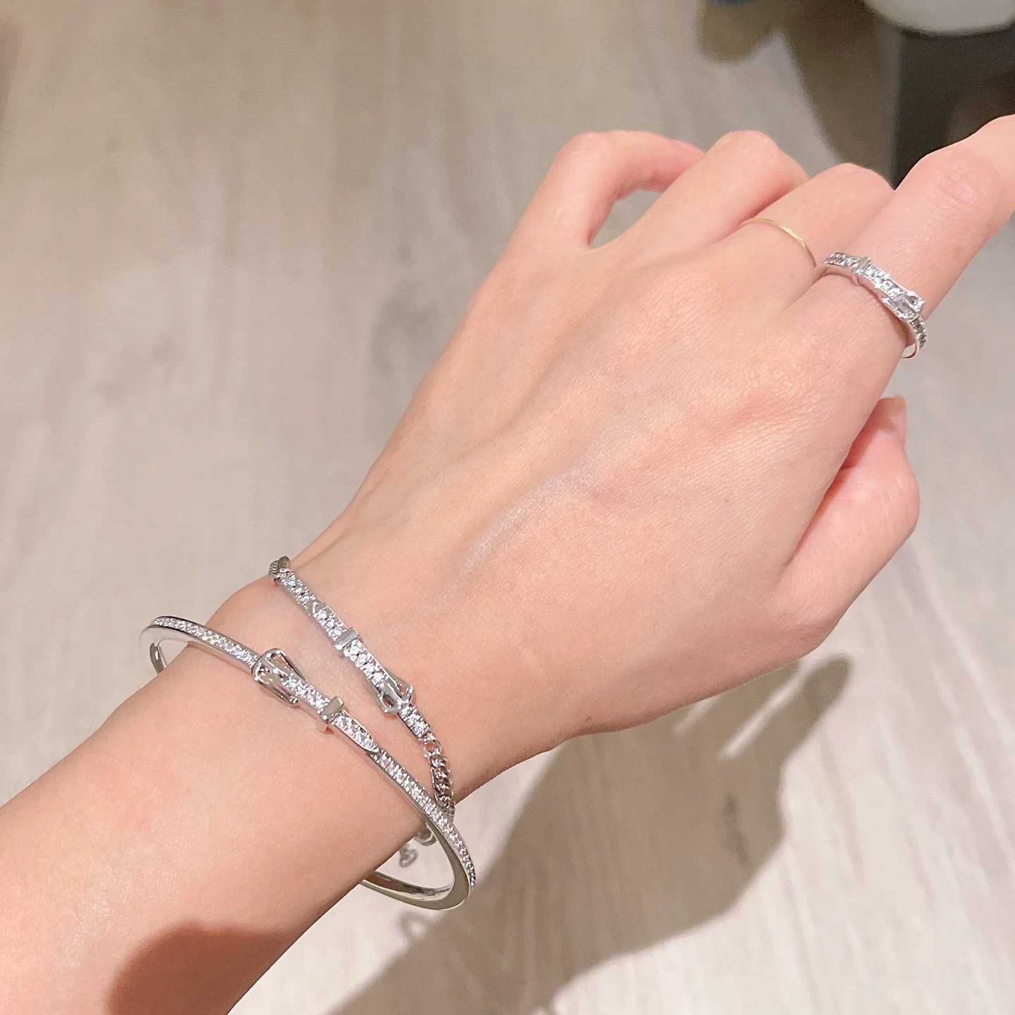 
A6379  👑 最新H家  皮带扣 满钻戒指💍 容易吸引人的经典 皮带扣戒指  精致S925纯银镀K