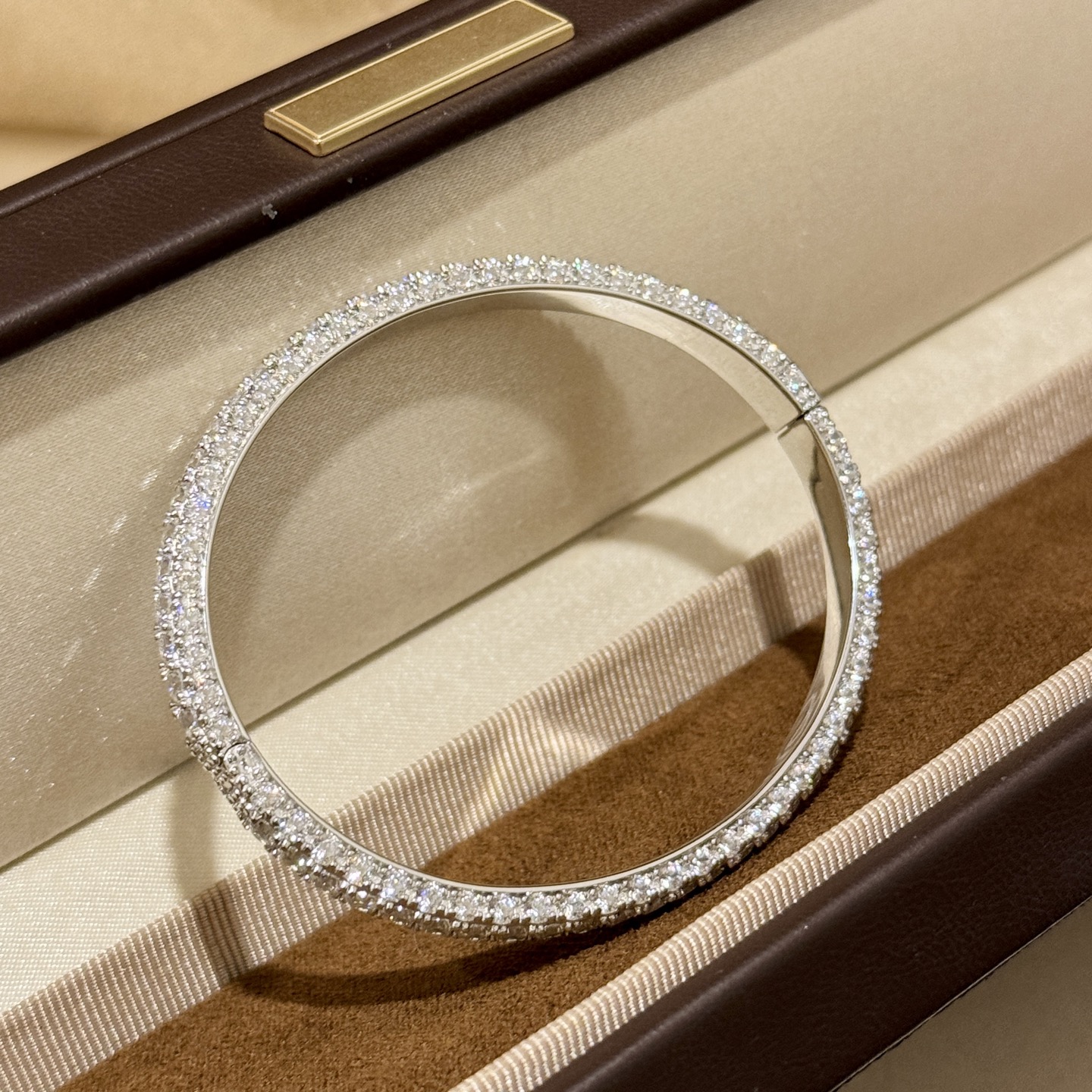 
A6217 👑高端定制 上档次💎个性十足 大牌新款 三排钻 手镯 ！！太闪了吧 设计对工艺要求十分高 