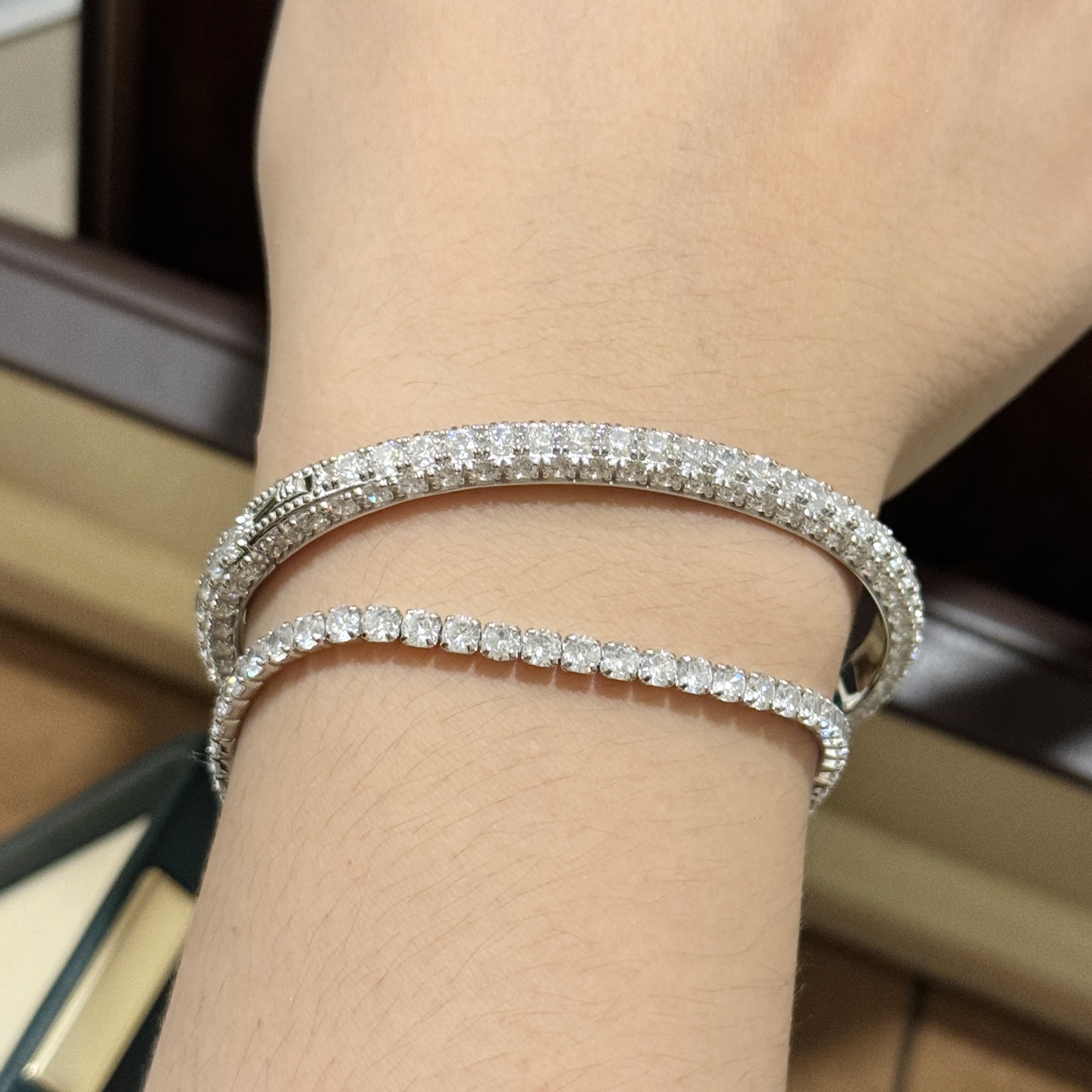 
A6217 👑高端定制 上档次💎个性十足 大牌新款 三排钻 手镯 ！！太闪了吧 设计对工艺要求十分高 
