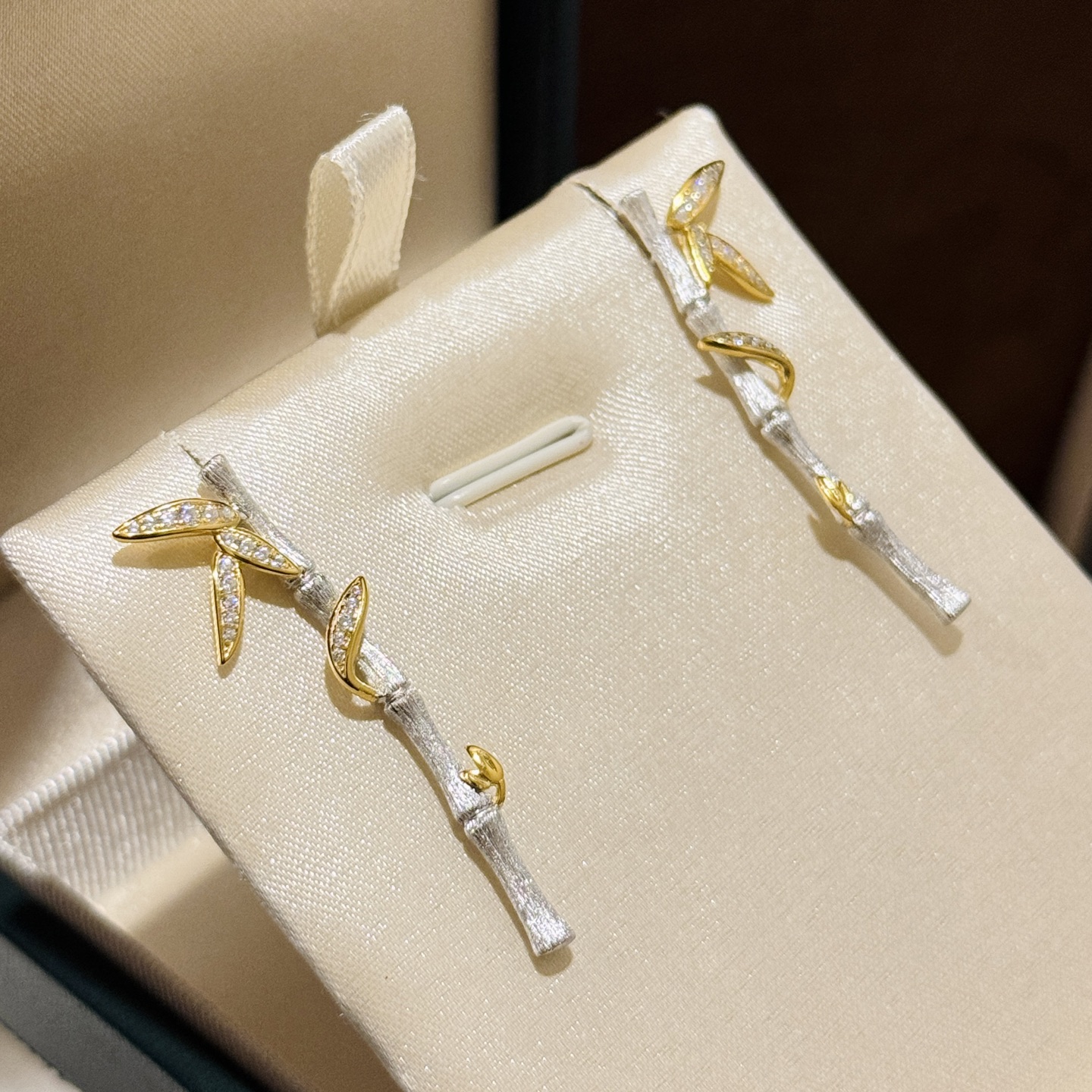 
A6383 👑独立设计师款 火爆🎉时尚圈 精致 竹节 拉丝 双色耳钉 好寓意 竹报平安 节节高升   