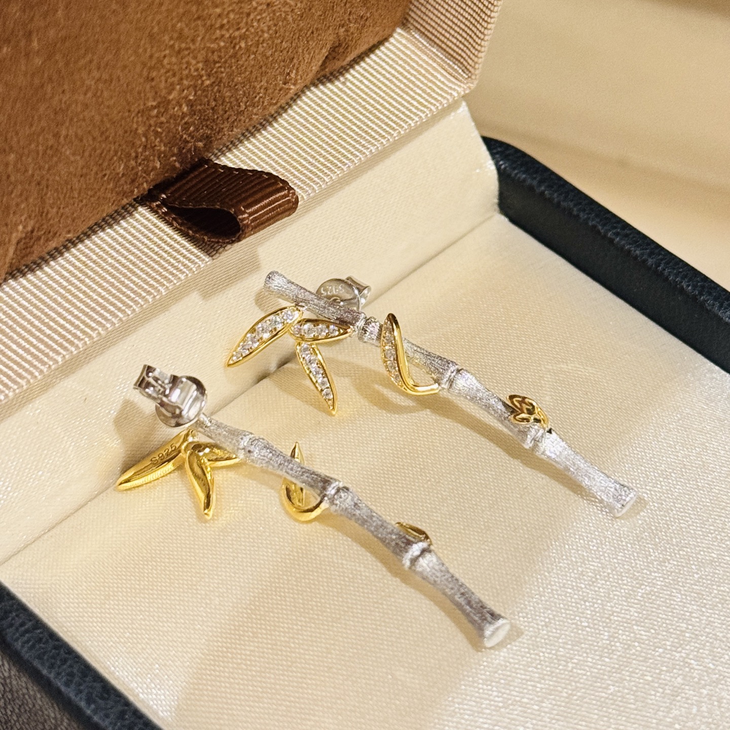 
A6383 👑独立设计师款 火爆🎉时尚圈 精致 竹节 拉丝 双色耳钉 好寓意 竹报平安 节节高升   