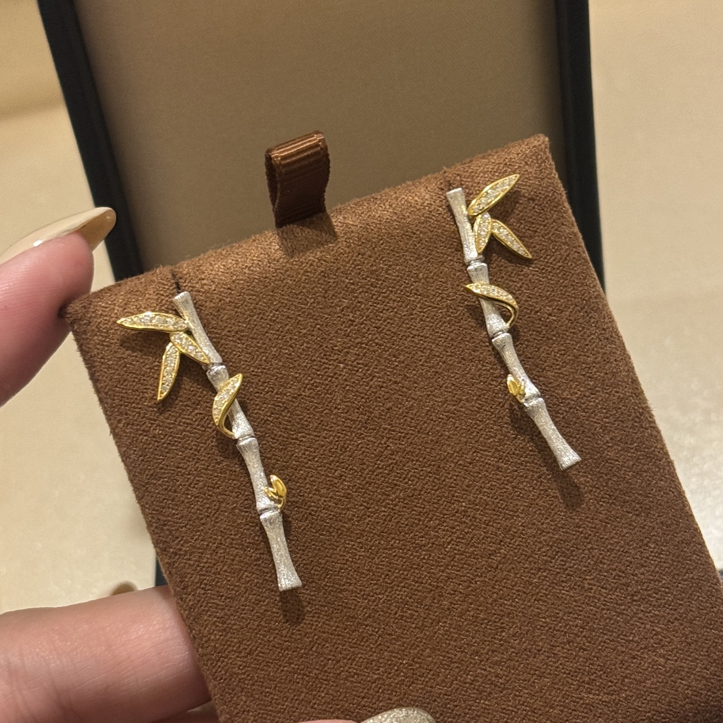 
A6383 👑独立设计师款 火爆🎉时尚圈 精致 竹节 拉丝 双色耳钉 好寓意 竹报平安 节节高升   