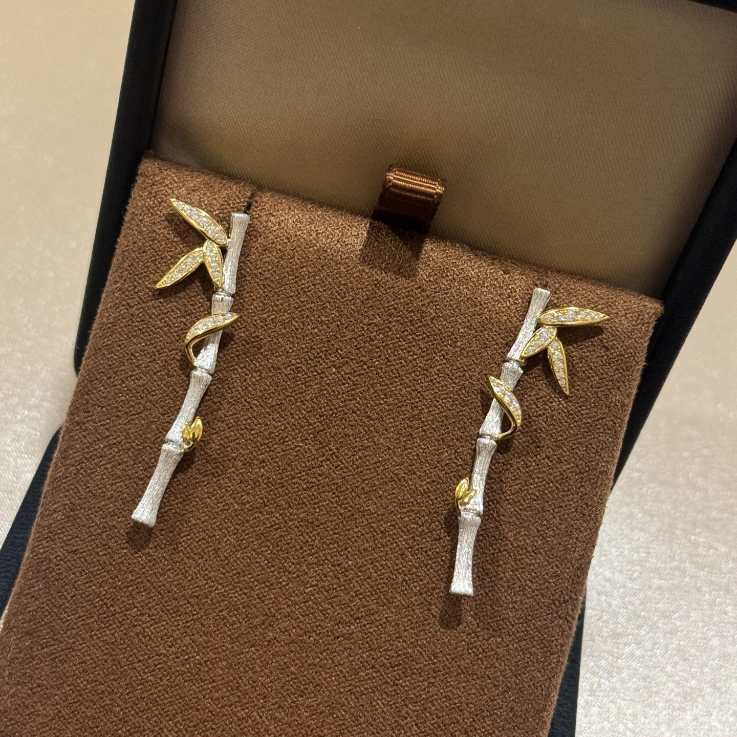 
A6383 👑独立设计师款 火爆🎉时尚圈 精致 竹节 拉丝 双色耳钉 好寓意 竹报平安 节节高升   