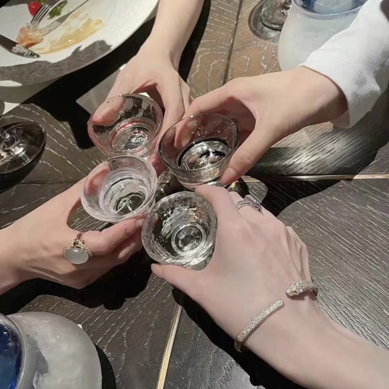 
A0745  👄卡家 经典不过时 豹子系列 满钻 窄版 祖母绿👀 豹子 开口手镯 暴富必备 精选德国进