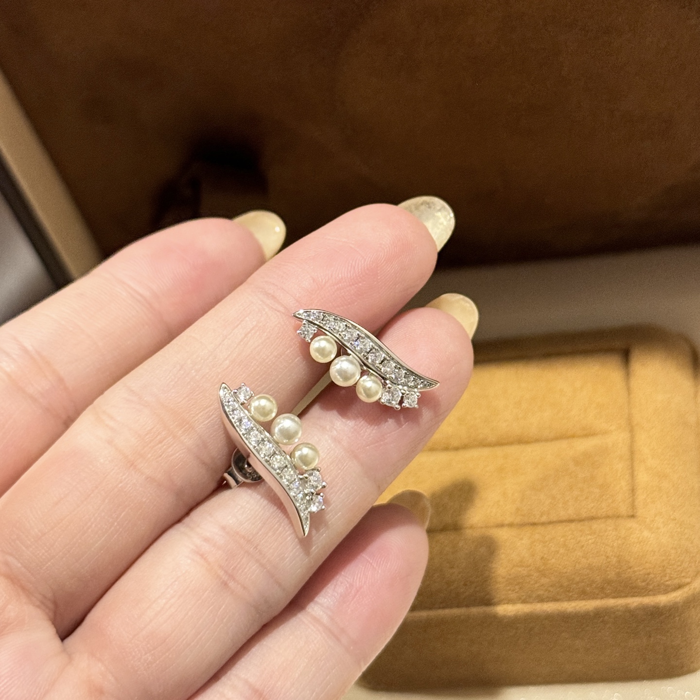 
A6354 👑大牌新款 密镶钻 三珍珠 叶片状耳钉 
欧美风的设计款 真金真钻定制很受欢迎的一个款。宝