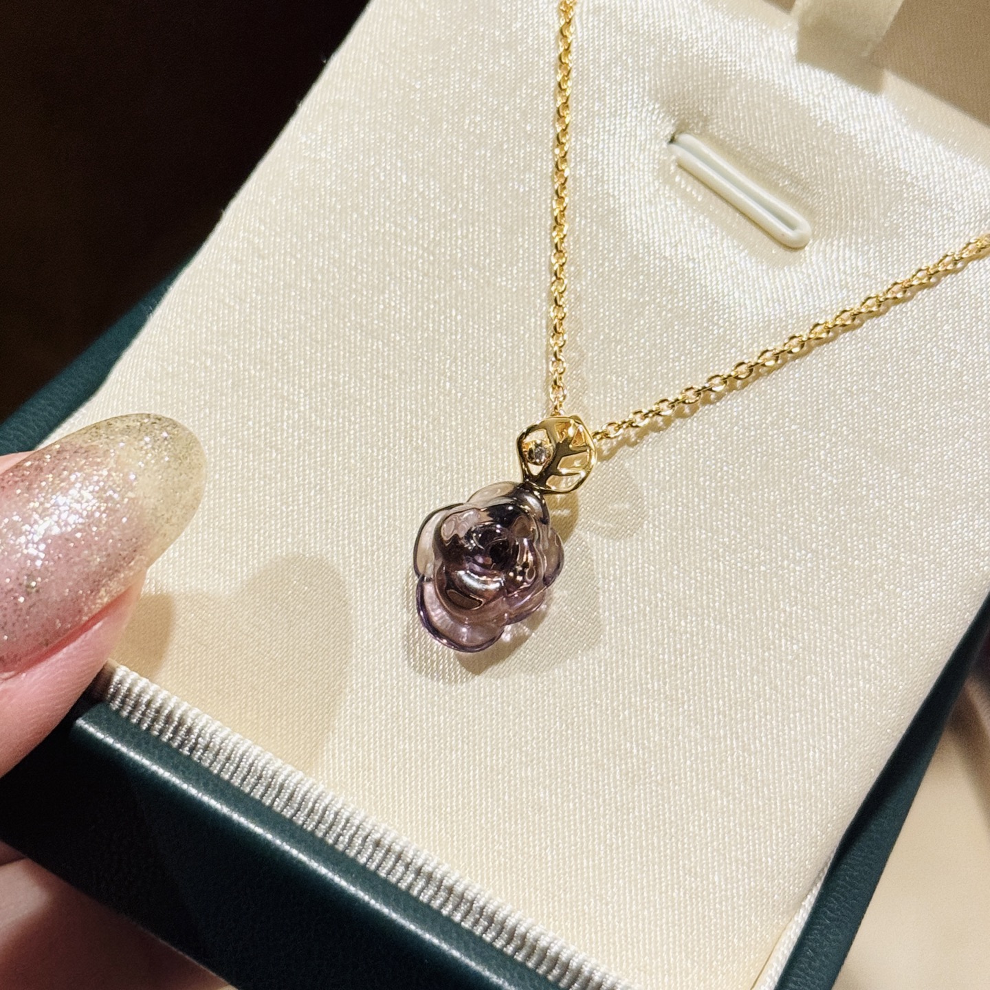  
A6377 👑 D家 新款 紫水晶🔮 玫瑰花 花藤项链 突显绽放的玫瑰花蕾，宛若对未来欢乐时刻的承诺