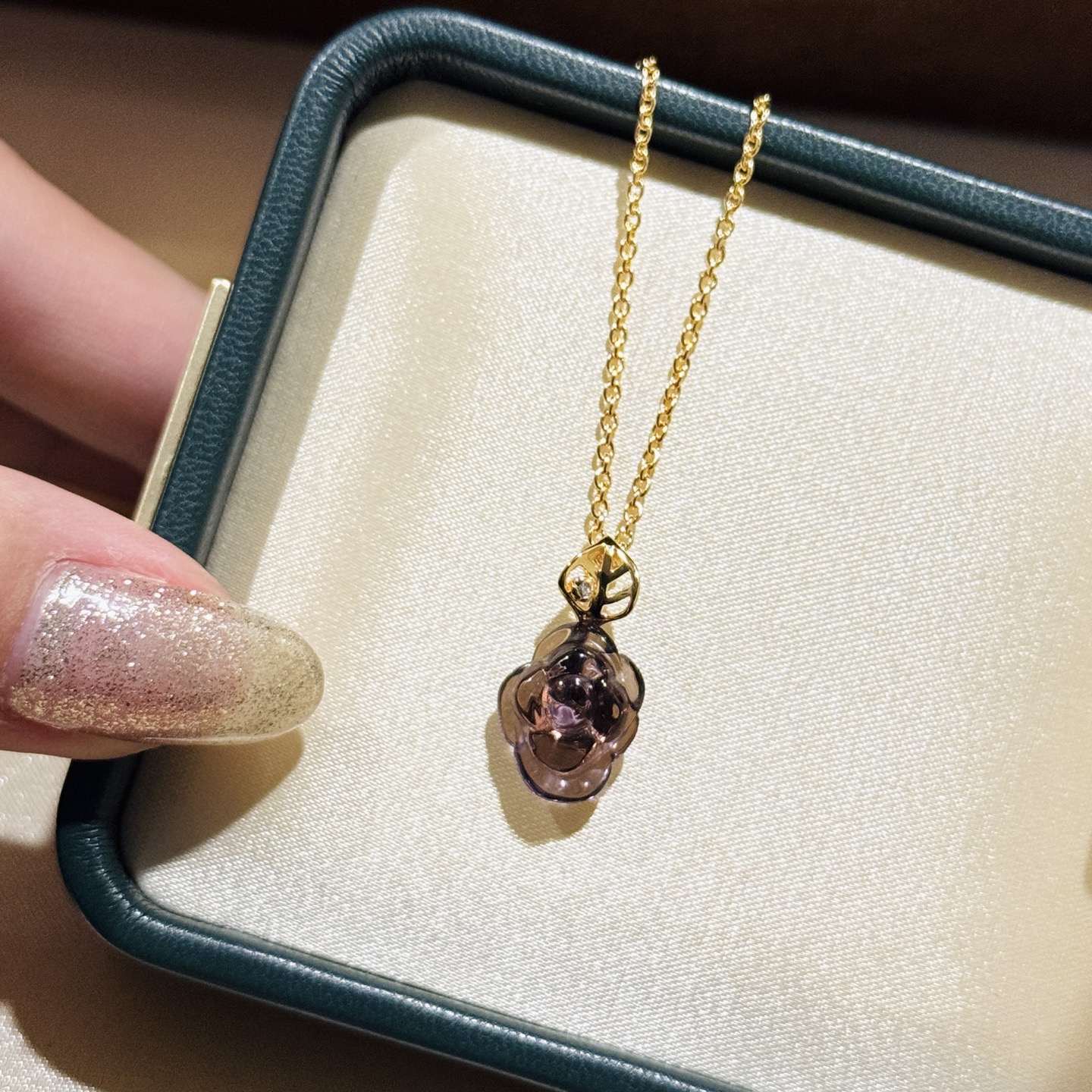  
A6377 👑 D家 新款 紫水晶🔮 玫瑰花 花藤项链 突显绽放的玫瑰花蕾，宛若对未来欢乐时刻的承诺
