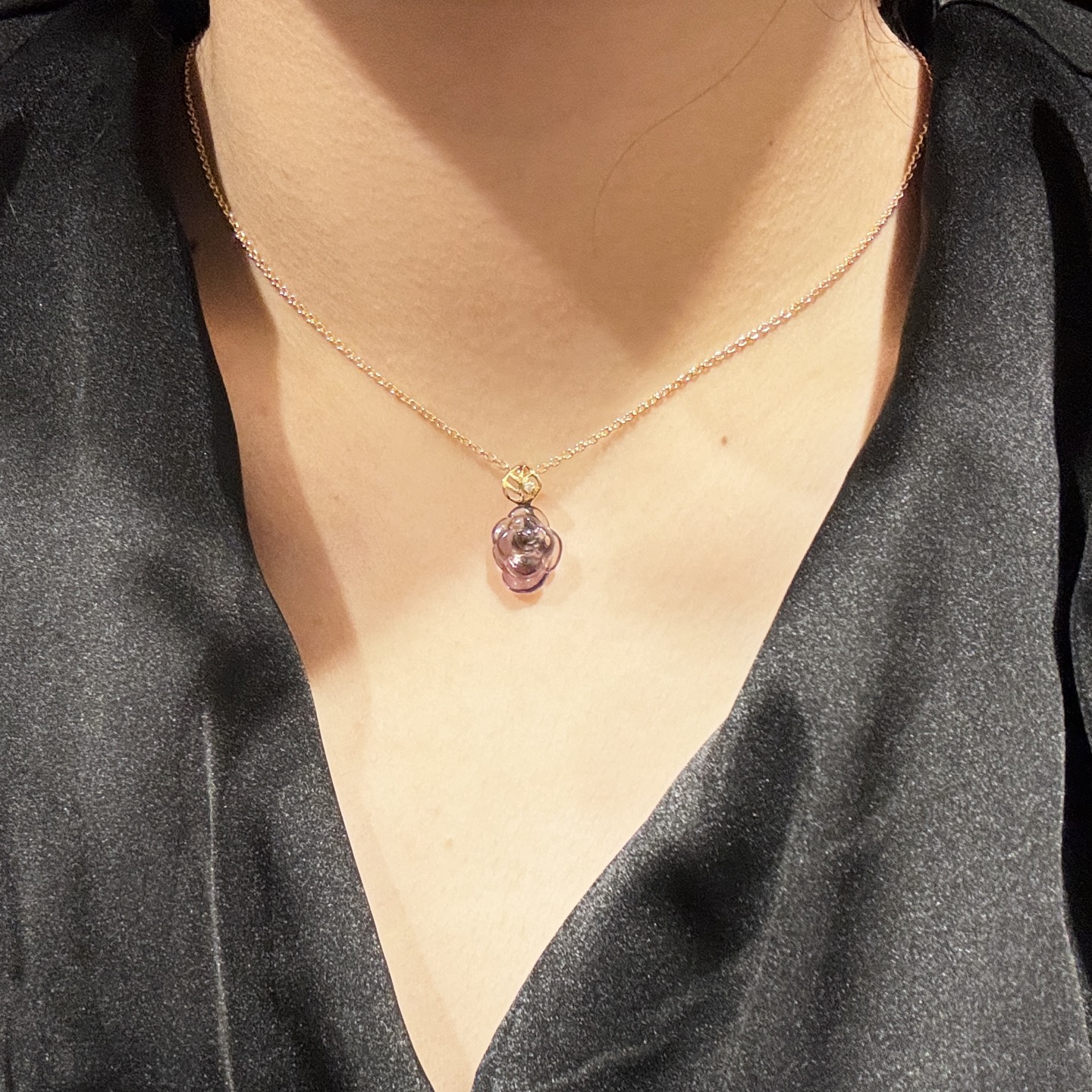  
A6377 👑 D家 新款 紫水晶🔮 玫瑰花 花藤项链 突显绽放的玫瑰花蕾，宛若对未来欢乐时刻的承诺