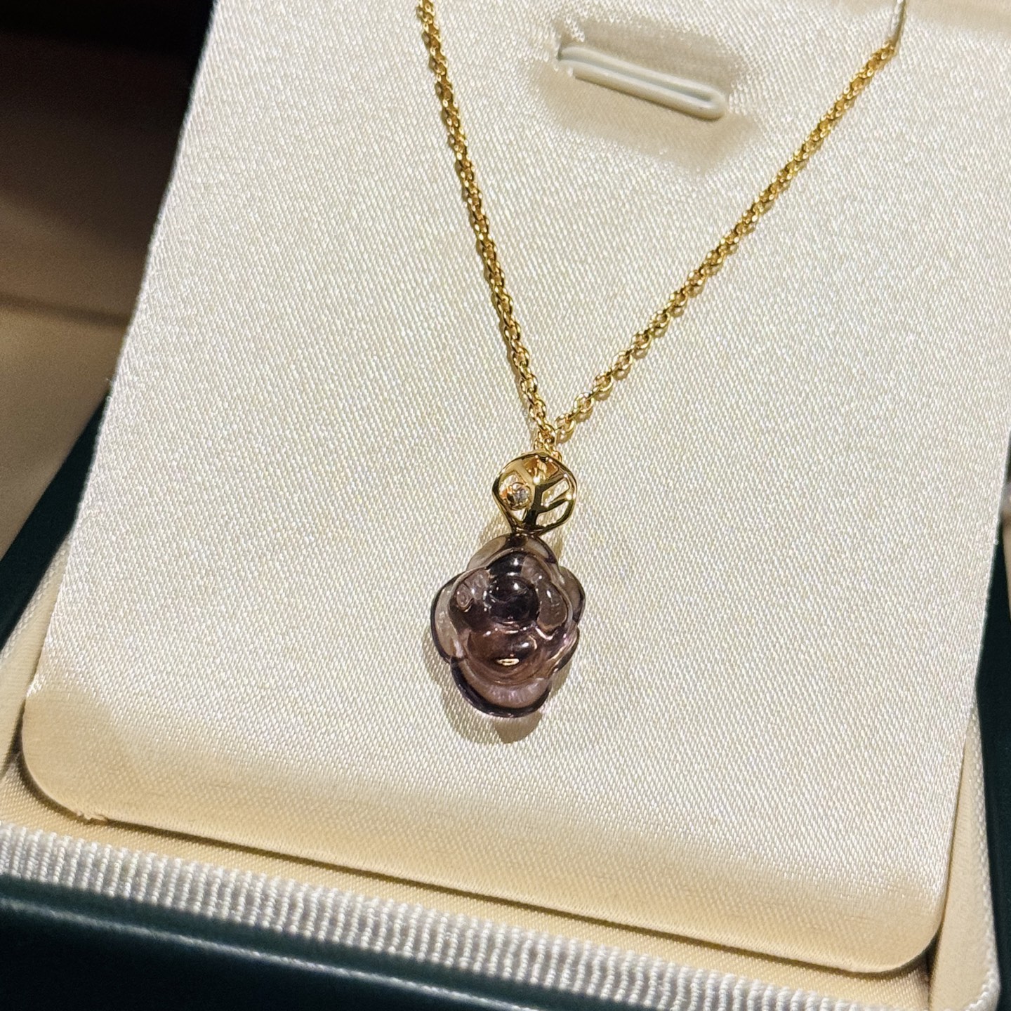  
A6377 👑 D家 新款 紫水晶🔮 玫瑰花 花藤项链 突显绽放的玫瑰花蕾，宛若对未来欢乐时刻的承诺