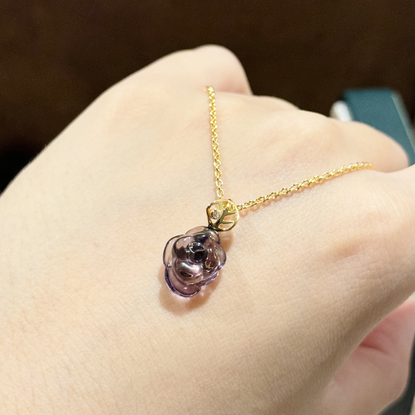  
A6377 👑 D家 新款 紫水晶🔮 玫瑰花 花藤项链 突显绽放的玫瑰花蕾，宛若对未来欢乐时刻的承诺