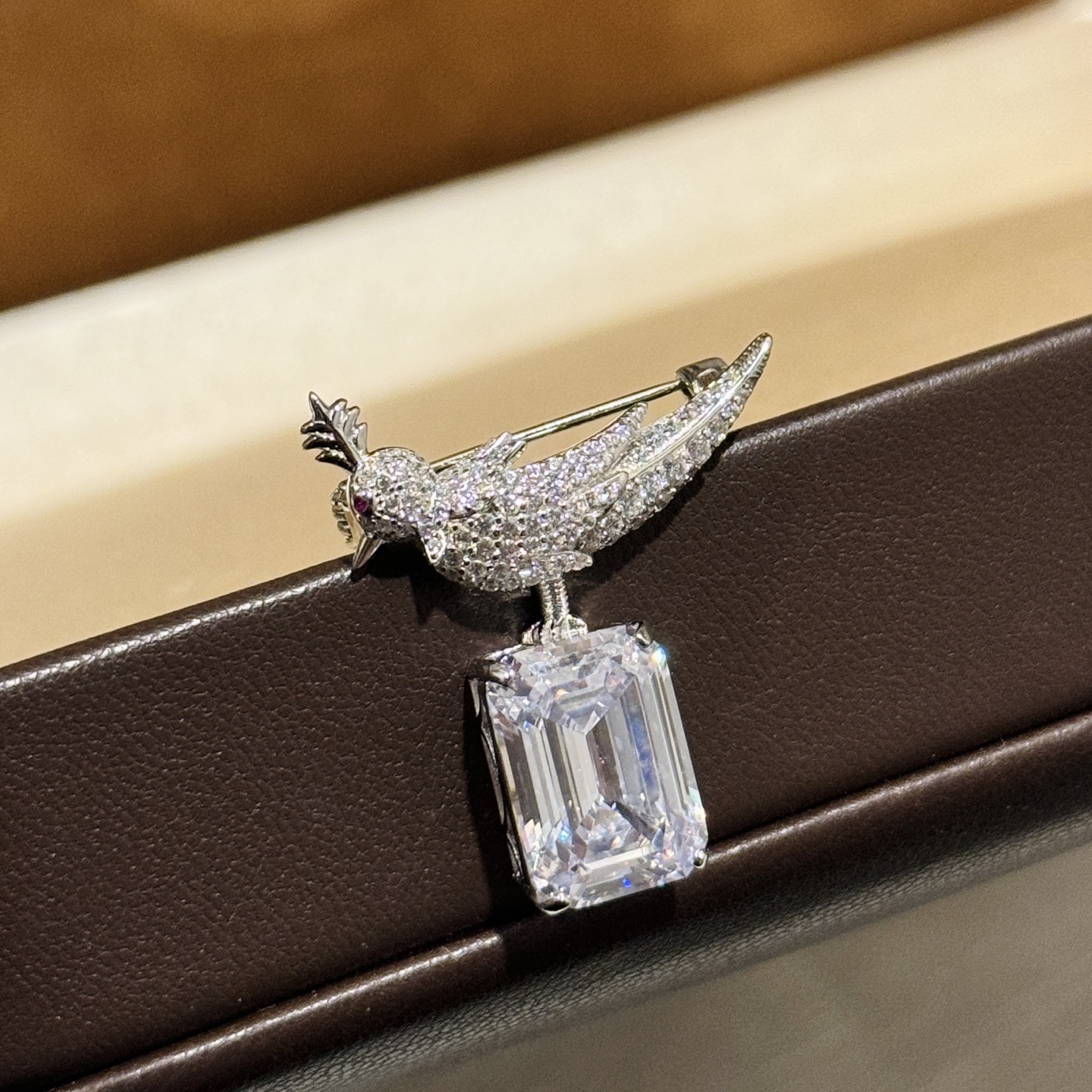 
A6392👑 T家 新款 冰糖切割 仿真钻 小鸟🐦 胸针 新品出不停～ 通体925纯银镶嵌工艺 质感和