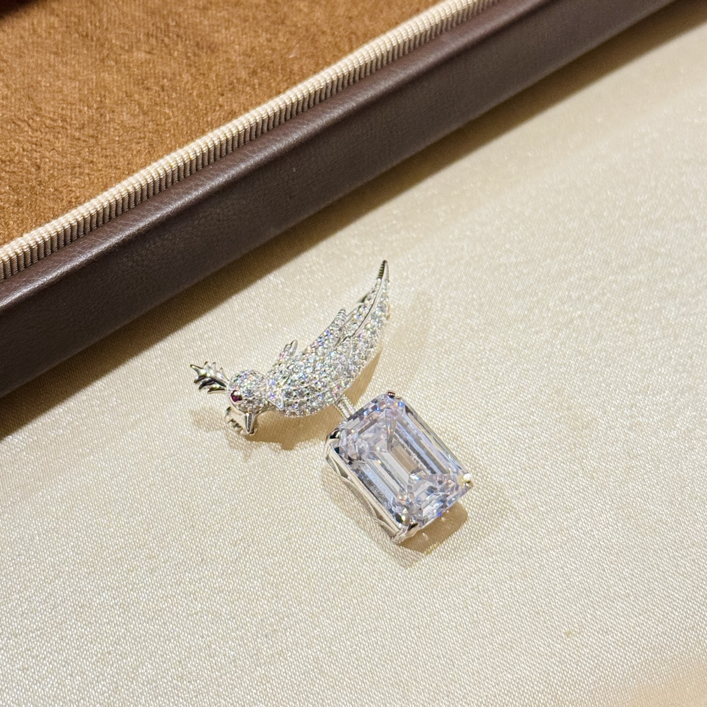 
A6392👑 T家 新款 冰糖切割 仿真钻 小鸟🐦 胸针 新品出不停～ 通体925纯银镶嵌工艺 质感和