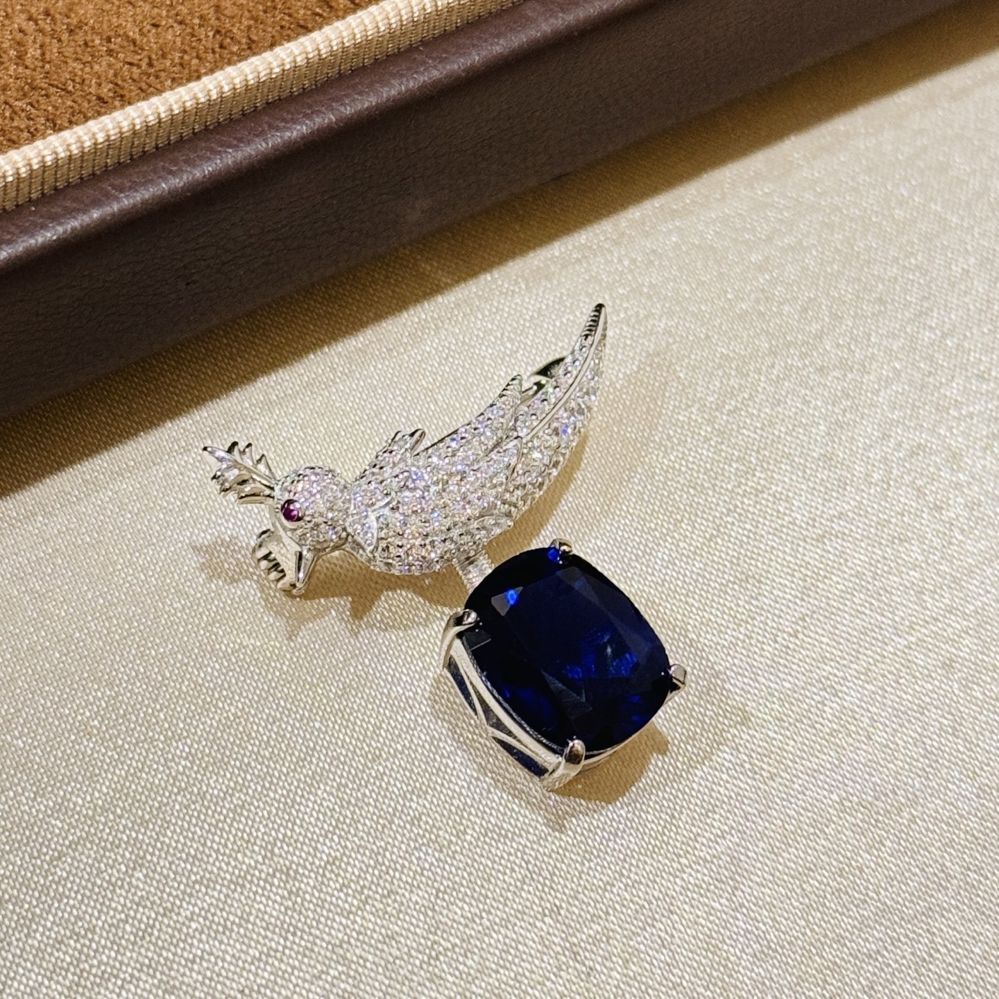 
A6396  👑 T家 新款 皇家蓝  小鸟🐦 胸针 新品出不停～ 通体925纯银镶嵌工艺 质感和保色