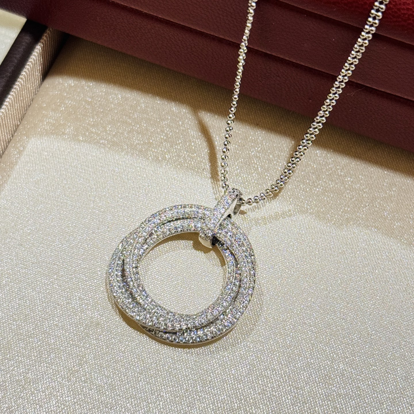 
A6402 👑 卡家 新款  三环 满钻 钻石💎 限定款项链💗一眼种草~🤩重工设计 质感十足 通体92