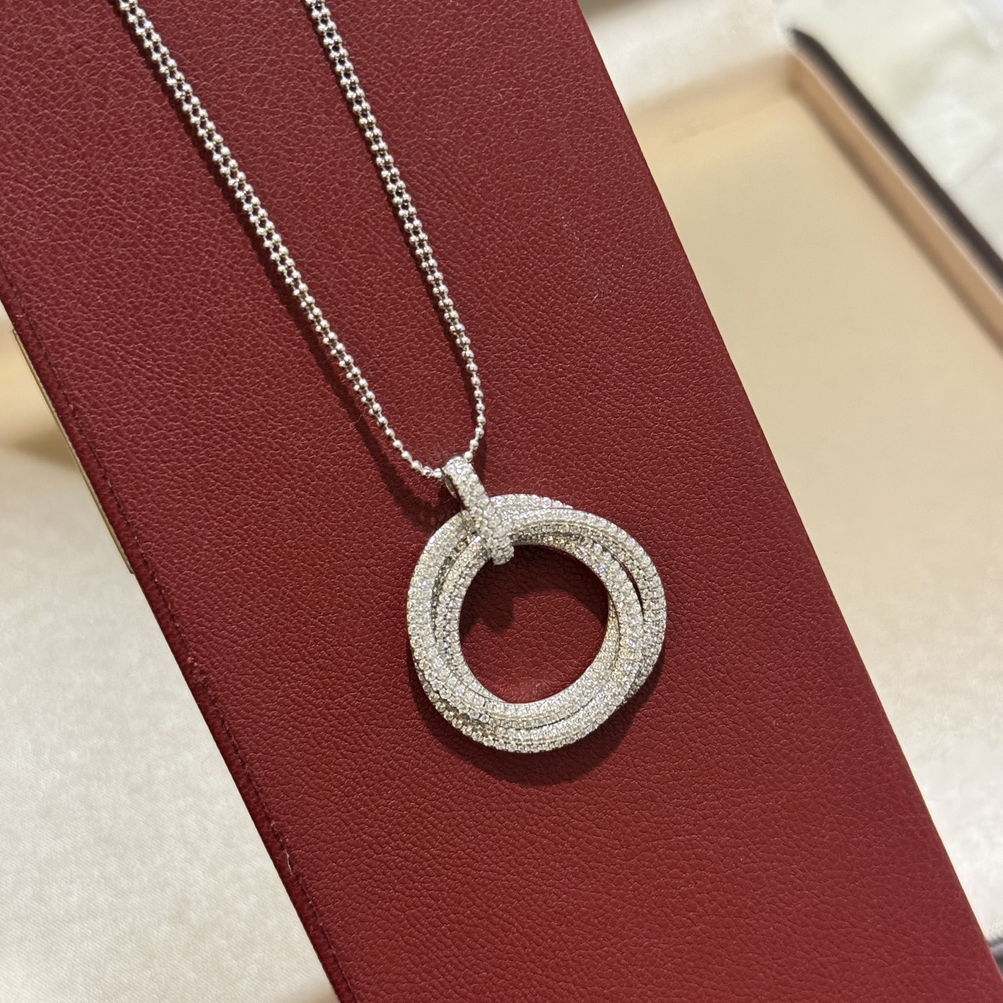 
A6402 👑 卡家 新款  三环 满钻 钻石💎 限定款项链💗一眼种草~🤩重工设计 质感十足 通体92