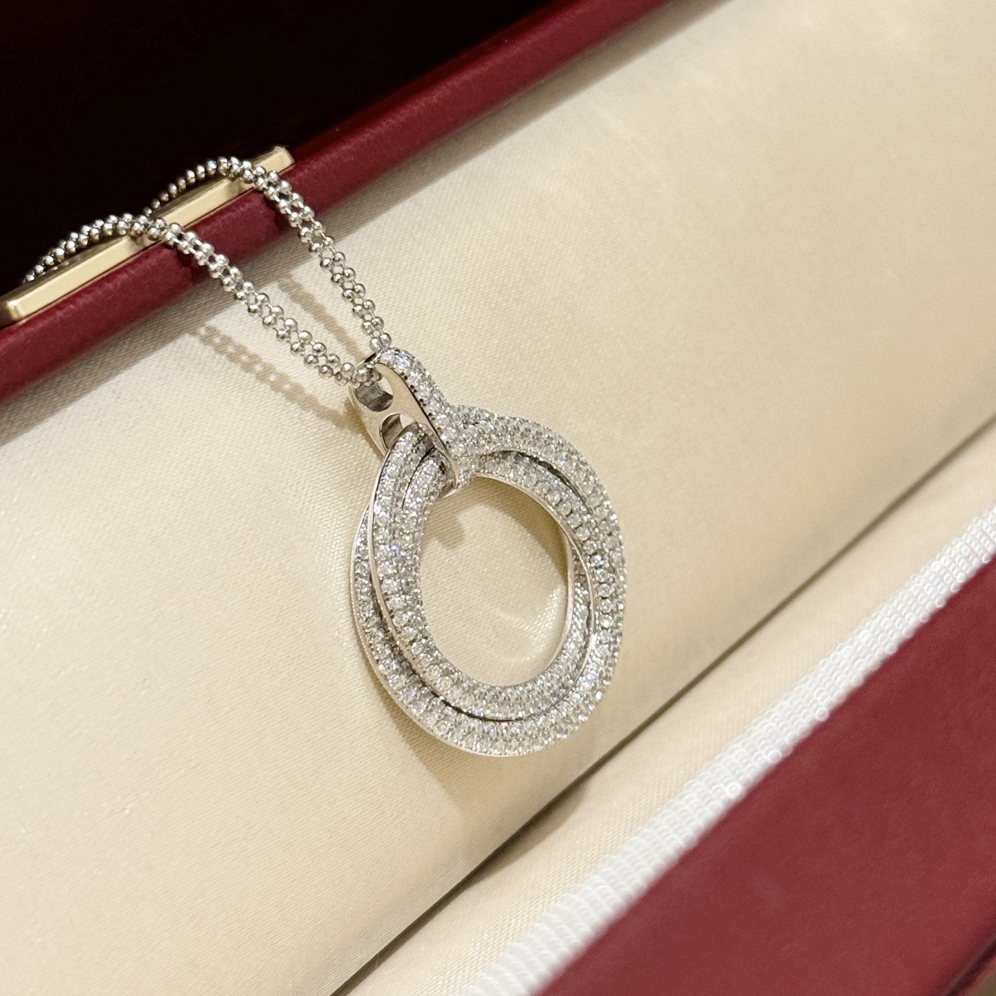 
A6402 👑 卡家 新款  三环 满钻 钻石💎 限定款项链💗一眼种草~🤩重工设计 质感十足 通体92