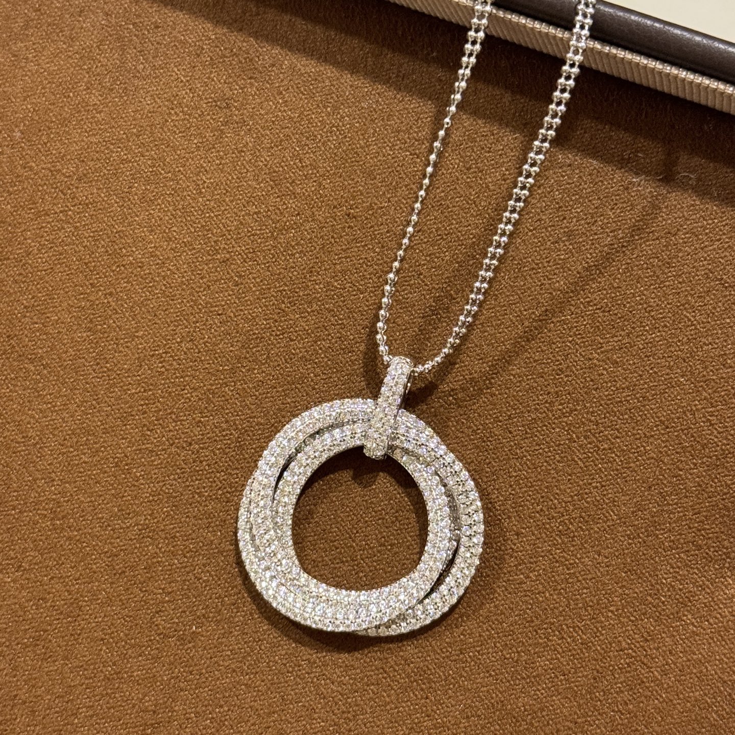 
A6402 👑 卡家 新款  三环 满钻 钻石💎 限定款项链💗一眼种草~🤩重工设计 质感十足 通体92