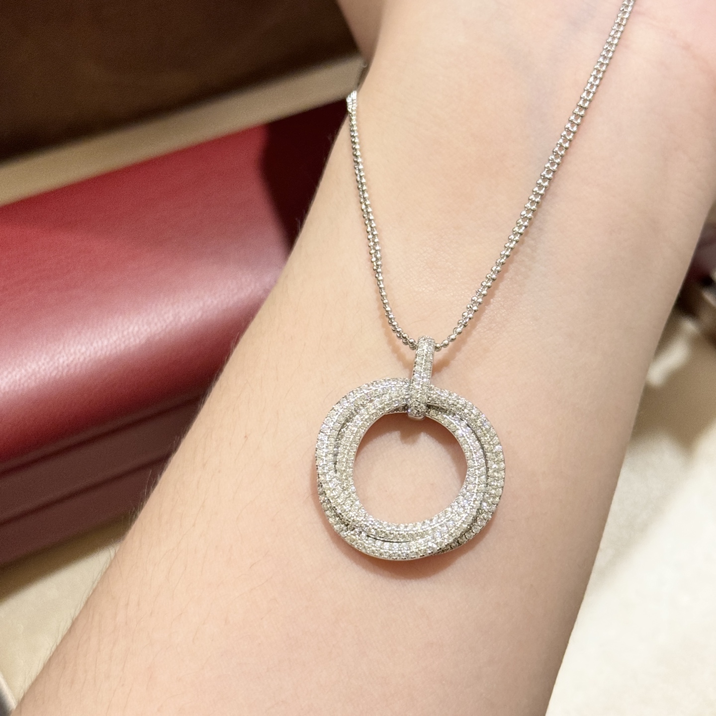 
A6402 👑 卡家 新款  三环 满钻 钻石💎 限定款项链💗一眼种草~🤩重工设计 质感十足 通体92