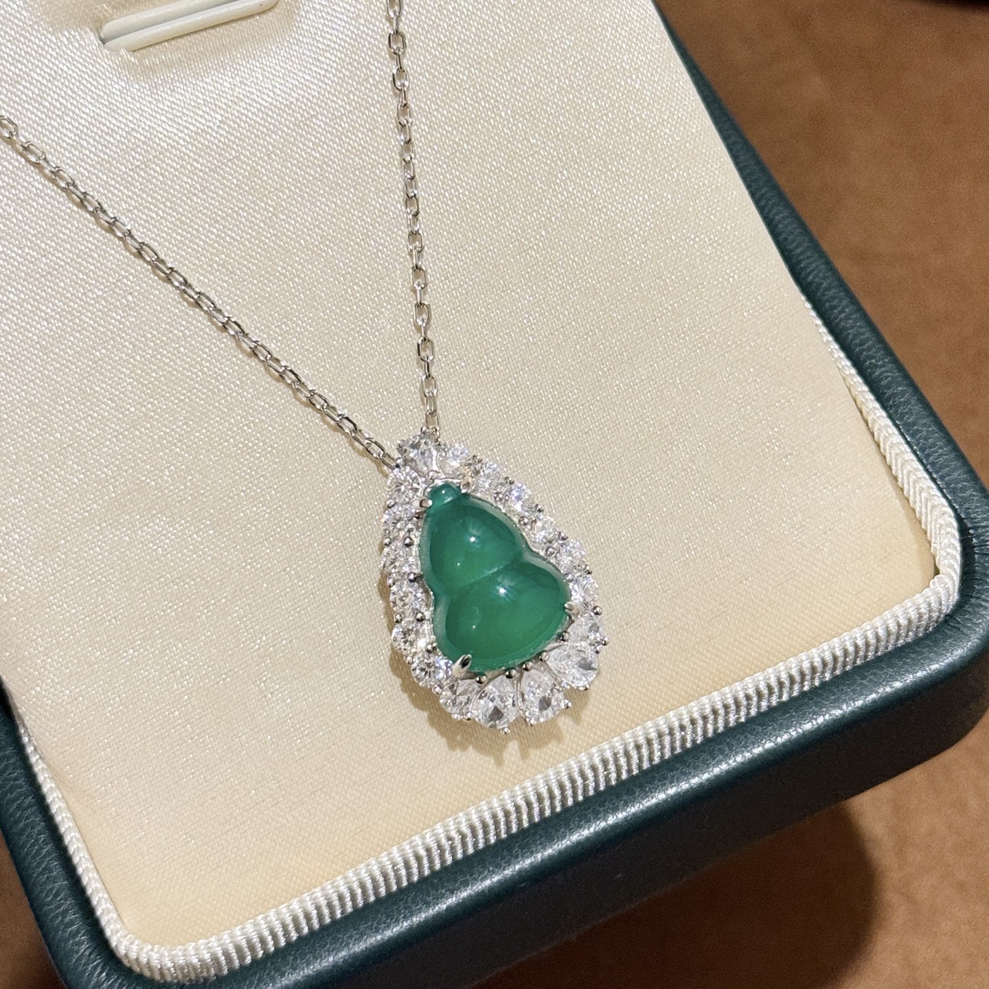 项链 
A6370 👑高端定制 祖母绿 葫芦玉髓 套装 葫芦玉石镶嵌吊通体S925打造 高端大气 送礼最