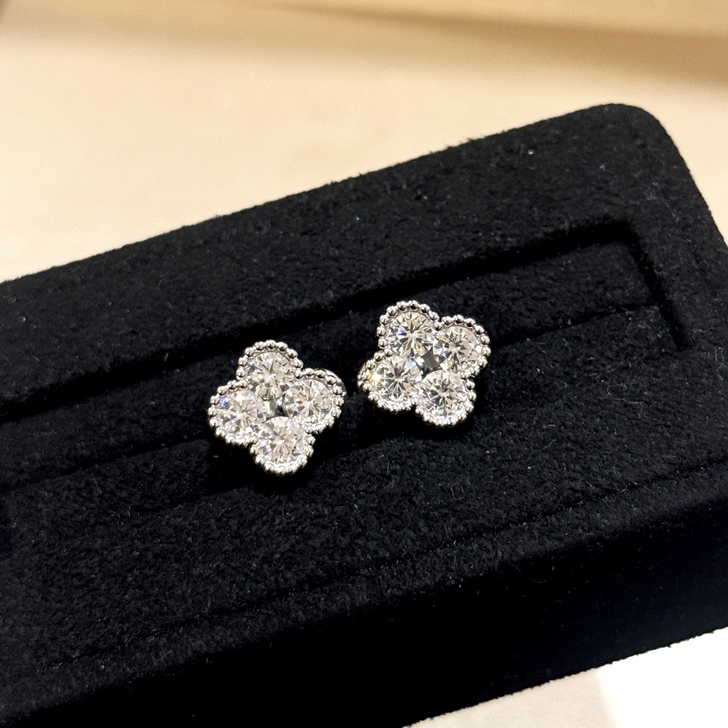 
A6431   👑高级珠宝💎高端定制 四钻 双层四叶草 珠边微镶耳钉 今年大热门款📩💗花型正，圆润饱满