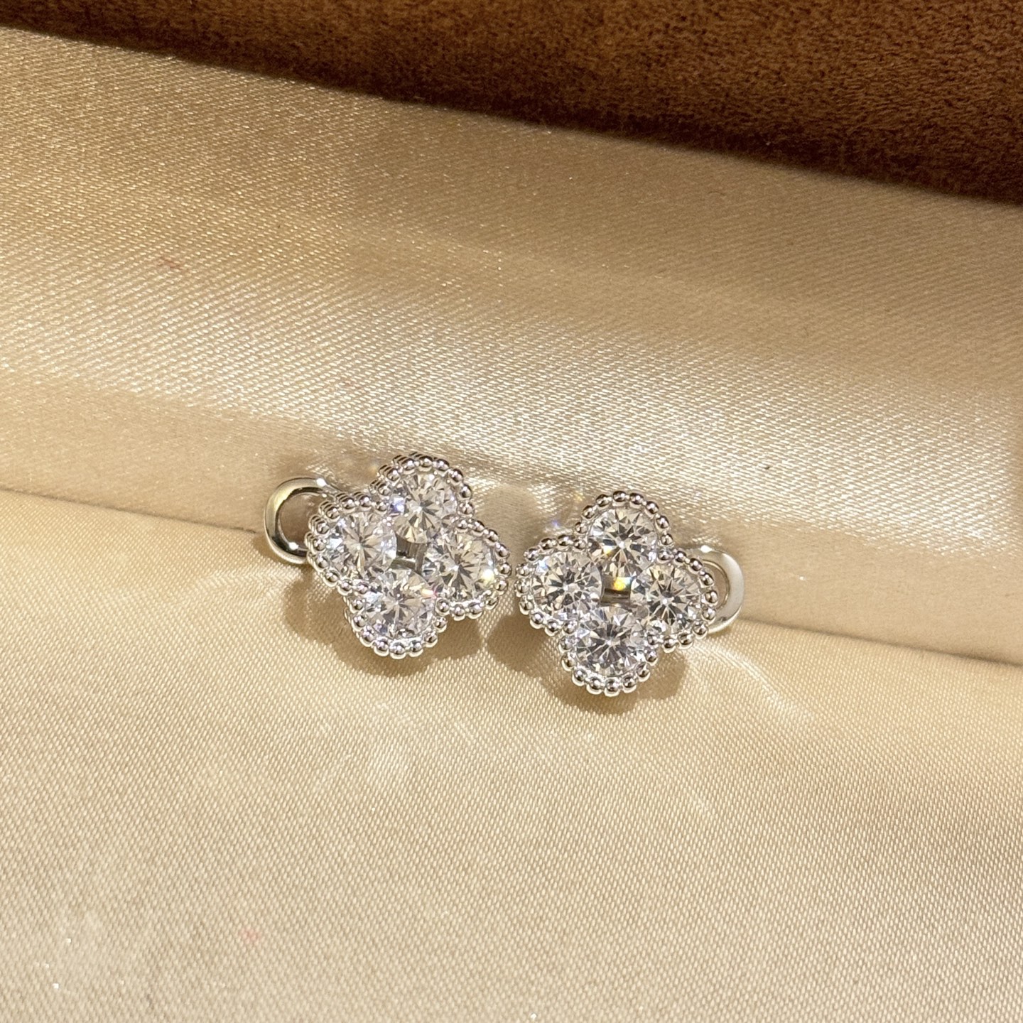 
A6431   👑高级珠宝💎高端定制 四钻 双层四叶草 珠边微镶耳钉 今年大热门款📩💗花型正，圆润饱满