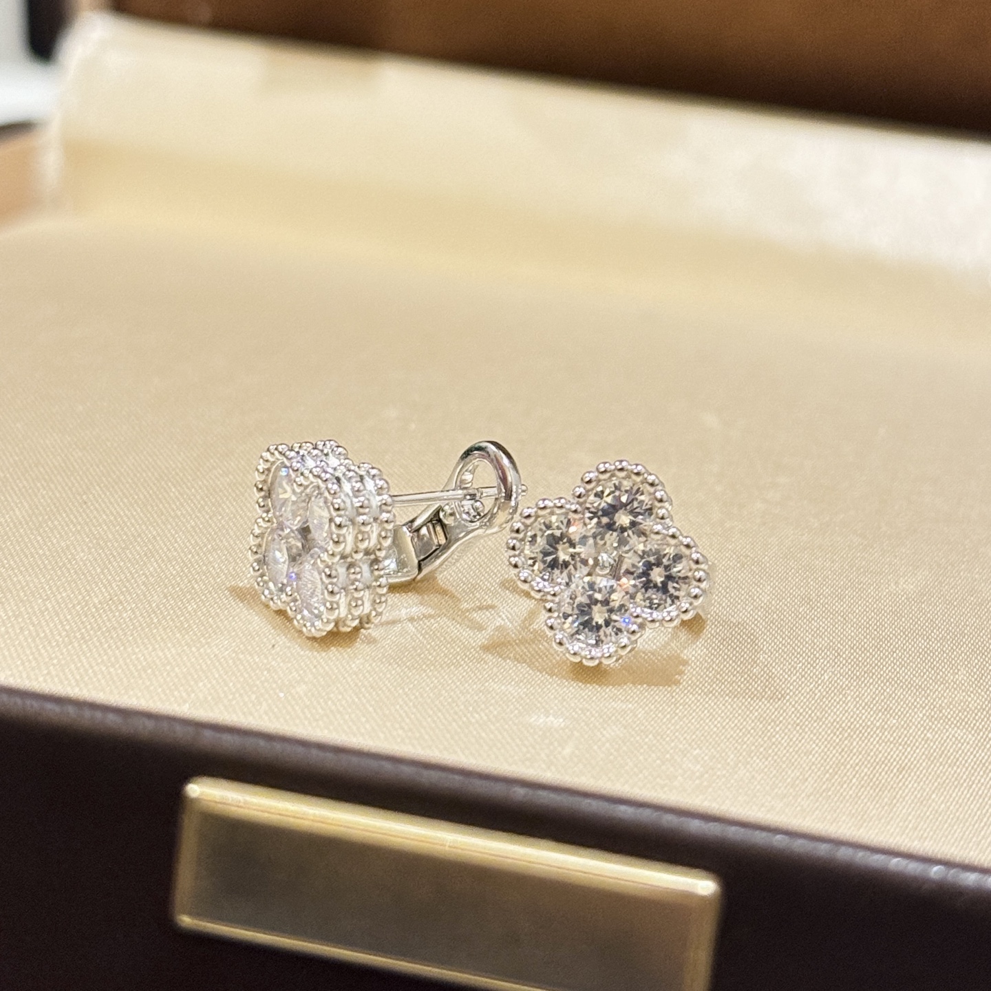 
A6431   👑高级珠宝💎高端定制 四钻 双层四叶草 珠边微镶耳钉 今年大热门款📩💗花型正，圆润饱满