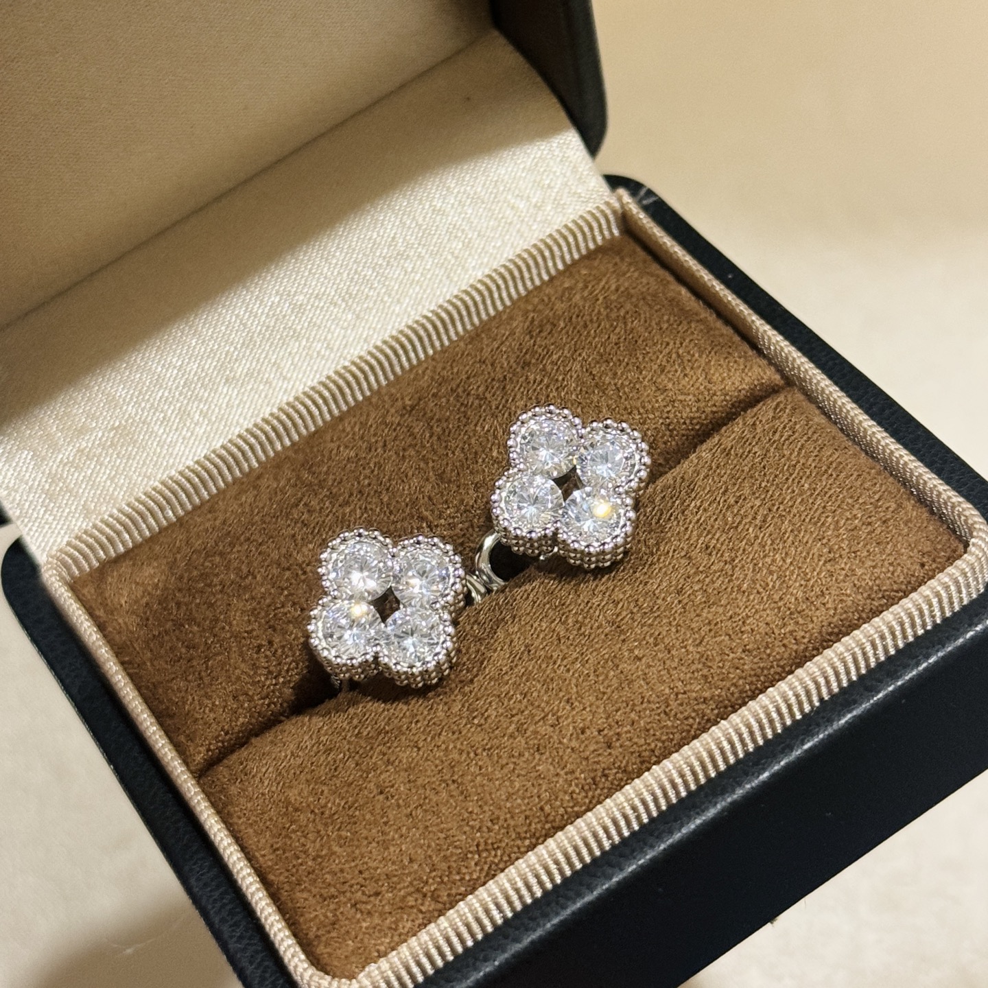 
A6431   👑高级珠宝💎高端定制 四钻 双层四叶草 珠边微镶耳钉 今年大热门款📩💗花型正，圆润饱满
